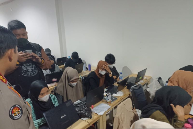 Polda Metro Jaya gerebek kantor pinjaman online (pinjol) ilegal yang berlokasi di Pantai Indah Kapuk, Penjaringan, Jakarta Utara.