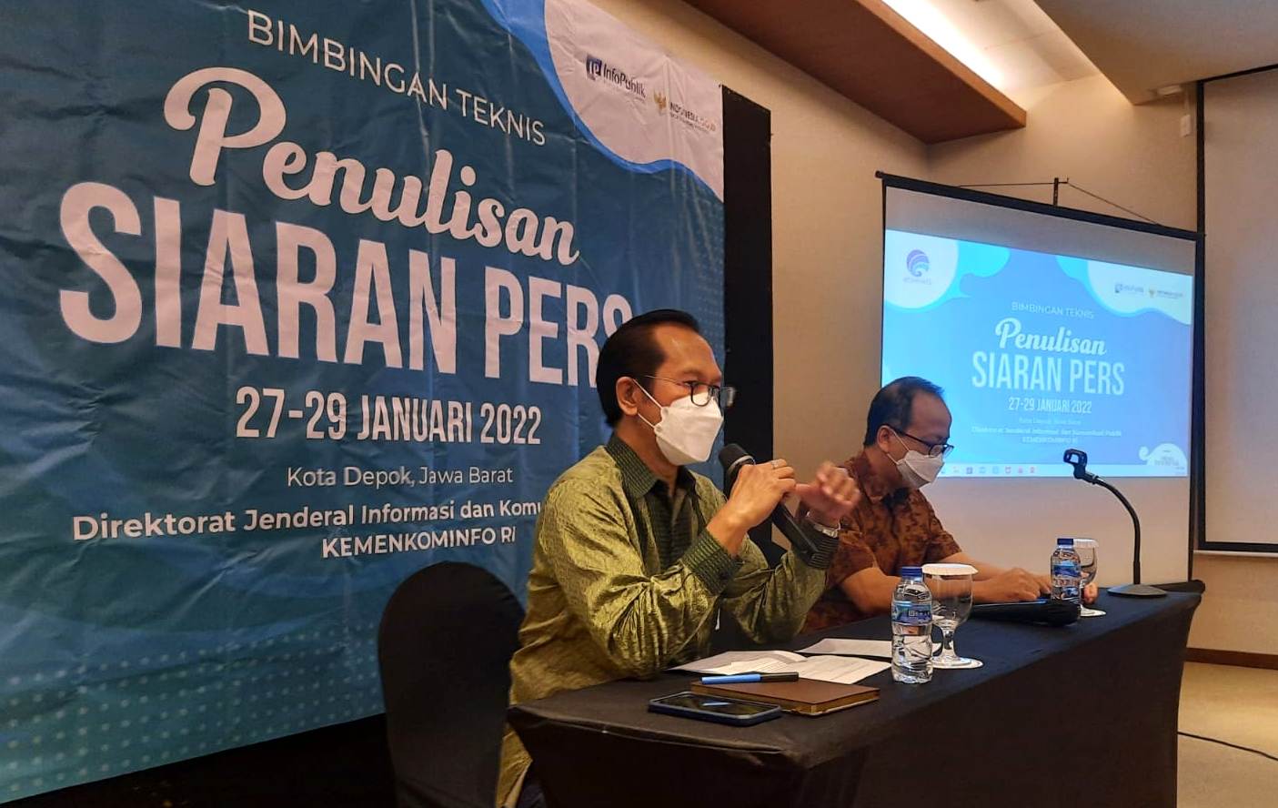 Staf Khusus Menkominfo Philip Gobang (kiri) didampingi Direktur Informasi dan Komunikasi Publik Nursodik Gunarjo