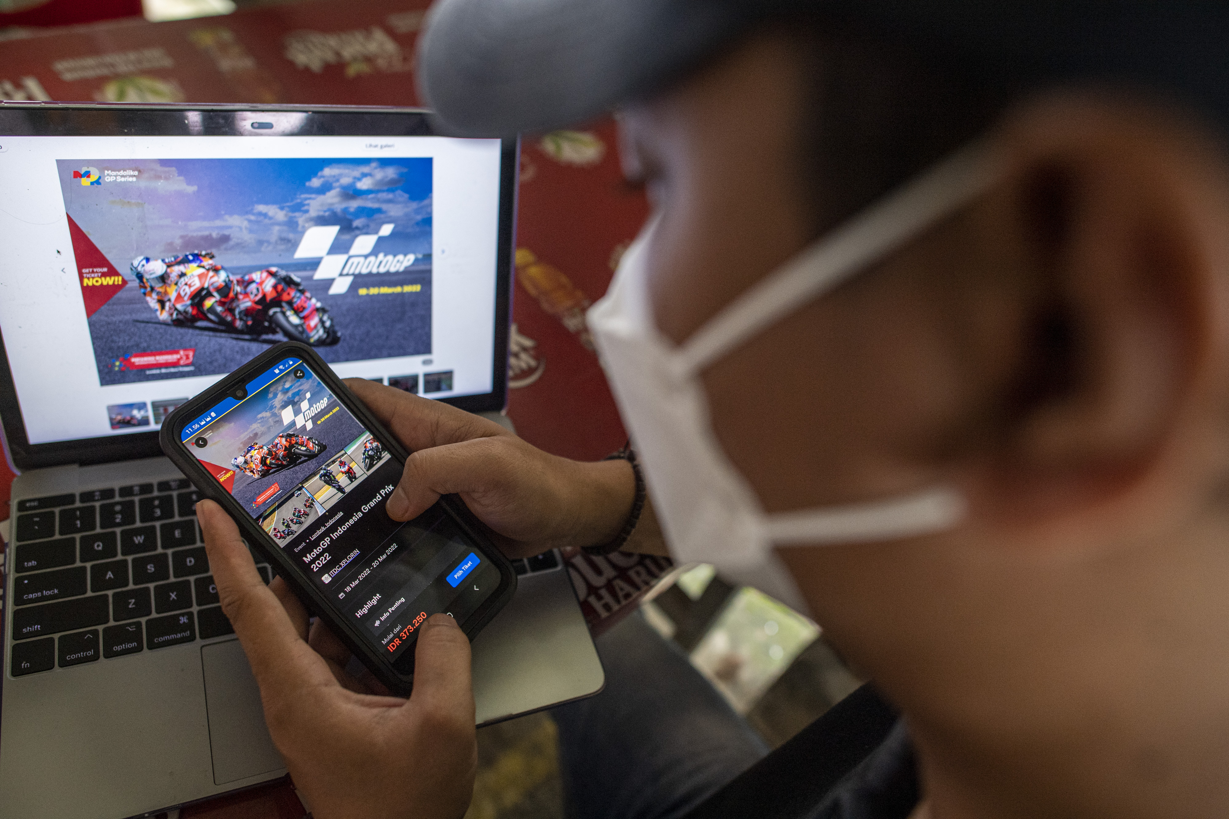 Warga mencari tiket MotoGP Indonesia Grand Prix 2022 melalui situs belanja dalam jaringan (online) di Palembang, Sumatra Selatan.