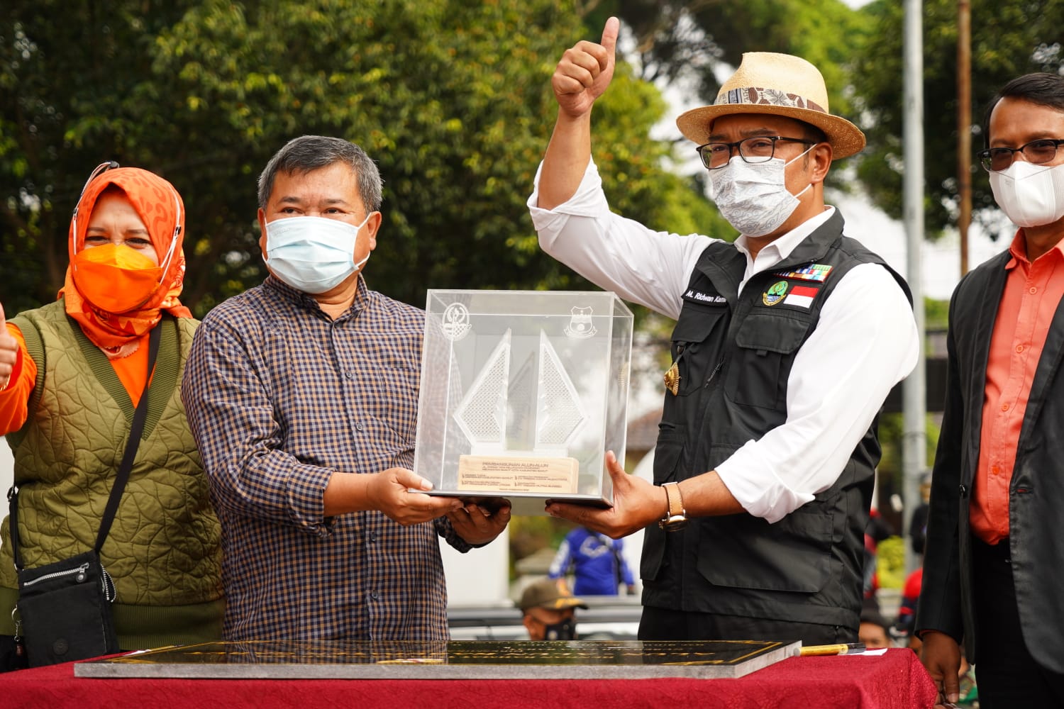 Gubernur Jawa Barat Ridwan Kamil (pakai topi) saat meresmikan wajah baru Alun-alun Garut di Kabupaten Garut, Jabar, Minggu (23/1).