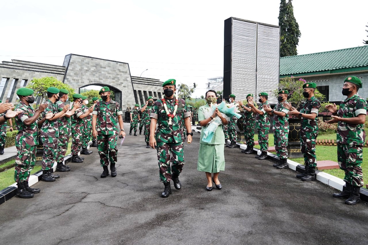 Mayor Jenderal TNI Candra Wijaya di Main Hall melalui pintu satu oleh seluruh warga Akademi Militer. 