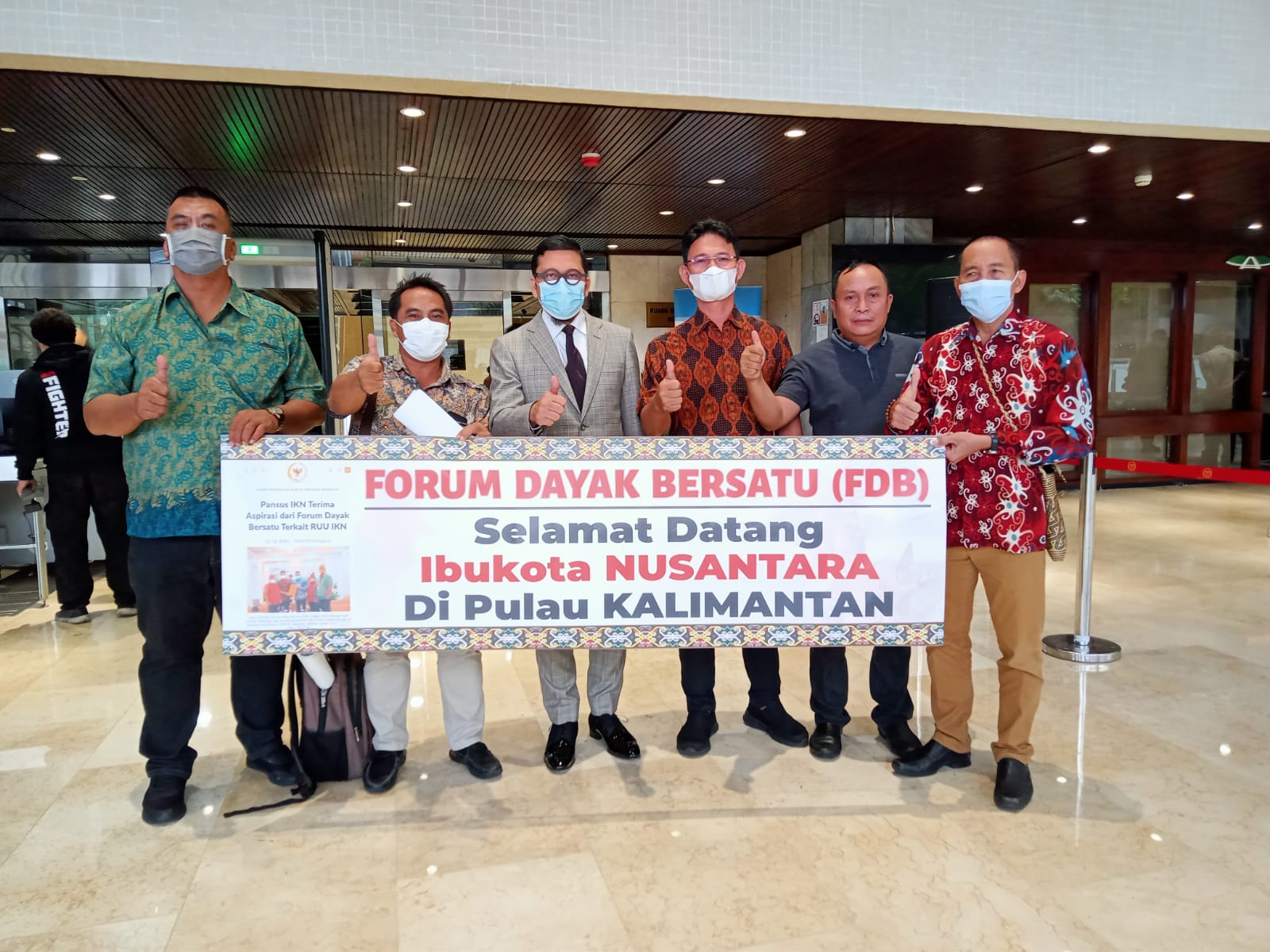 Ketua Forum Dayak Bersatu (FDB) Decky Samuel, ST., MT, bersama Anggota DPR RI Ahmad Doli Kurnia Tandjung, berfoto bersama seusai UU IKN disa
