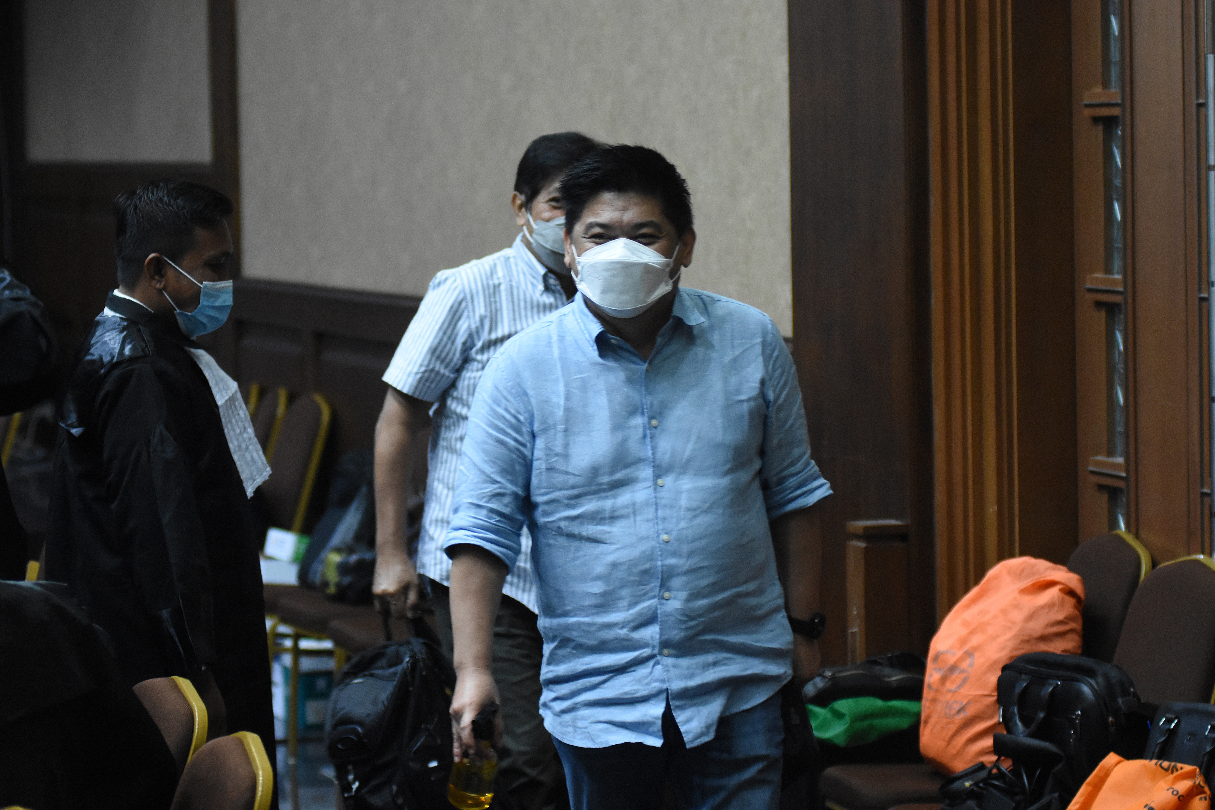 Terdakwa kasus korupsi ASABRI Heru Hidayat (kanan) berjalan meninggalkan ruangan saat jeda sidang lanjutan di Pengadilan Tipikor, Jakarta