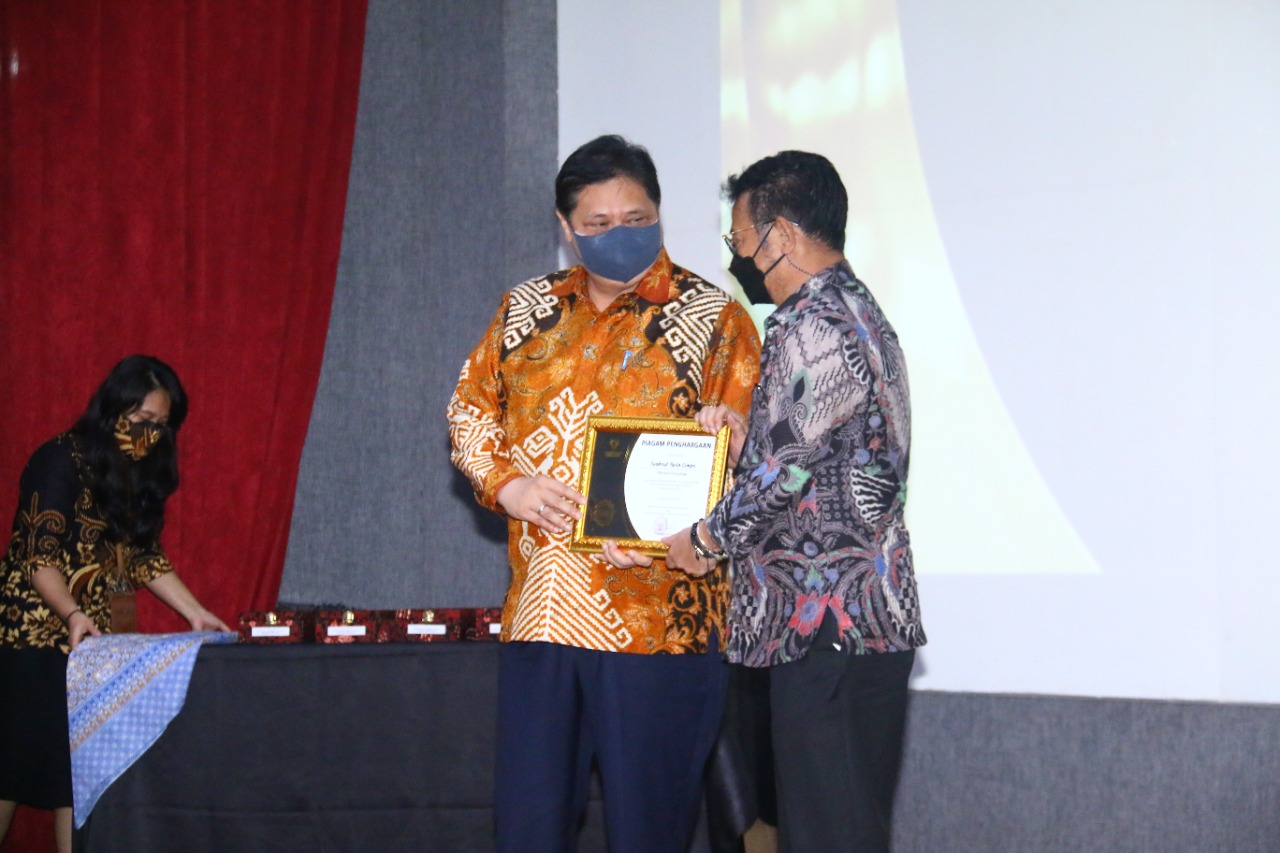 Mentan SYL (kanan) terima penghargaan dari Menko Perekonomian Airlangga Hartarto.