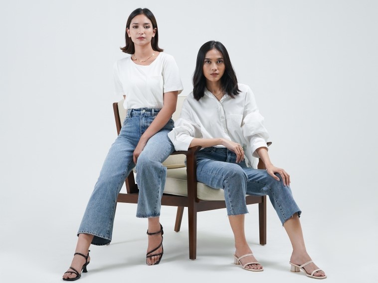 Biasanya, outfit denim memperlihatkan penampilan yang lebih kasual untuk dipakai acara santai seperti bermain bersama teman.