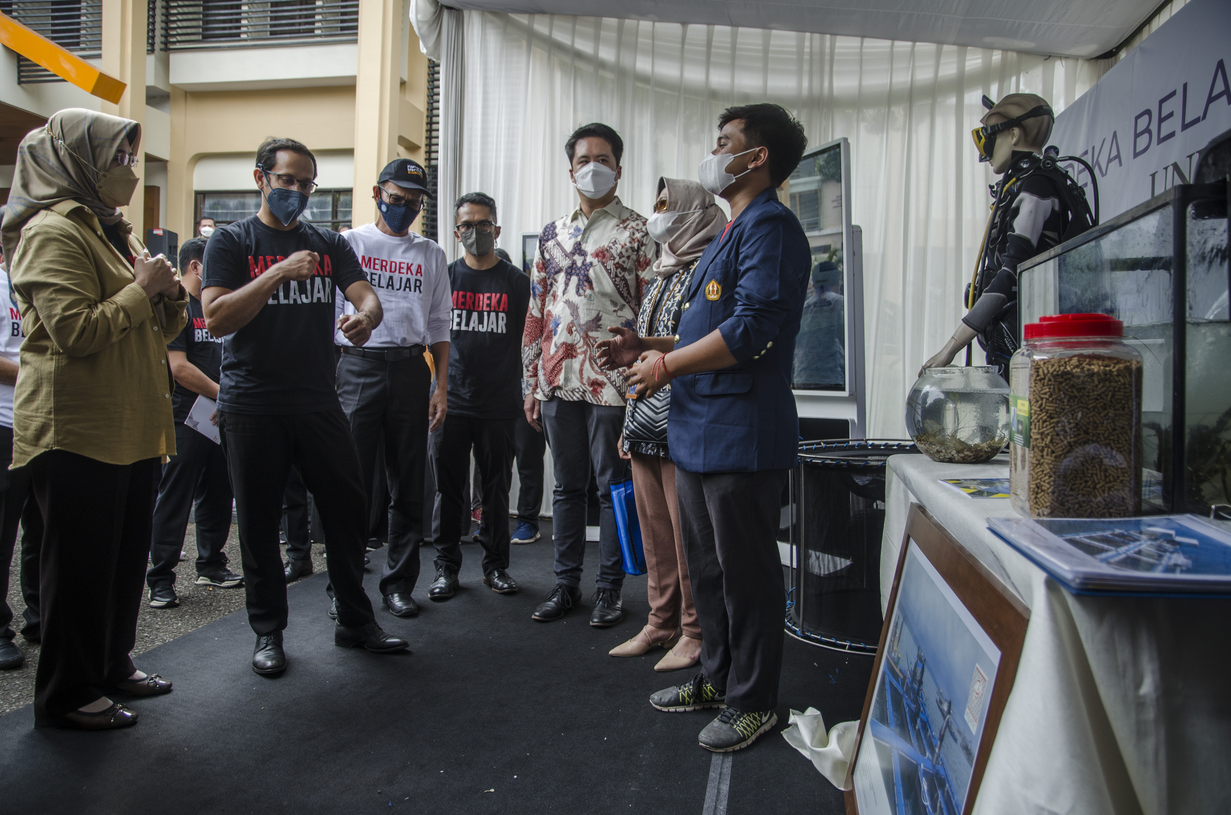Mendikbud-Ristek Nadiem Makarim (kedua kiri) saat meninjau Festival Kampus Merdeka 3.0 di Universitas Padjajaran, Bandung, Senin (17/1/2022)