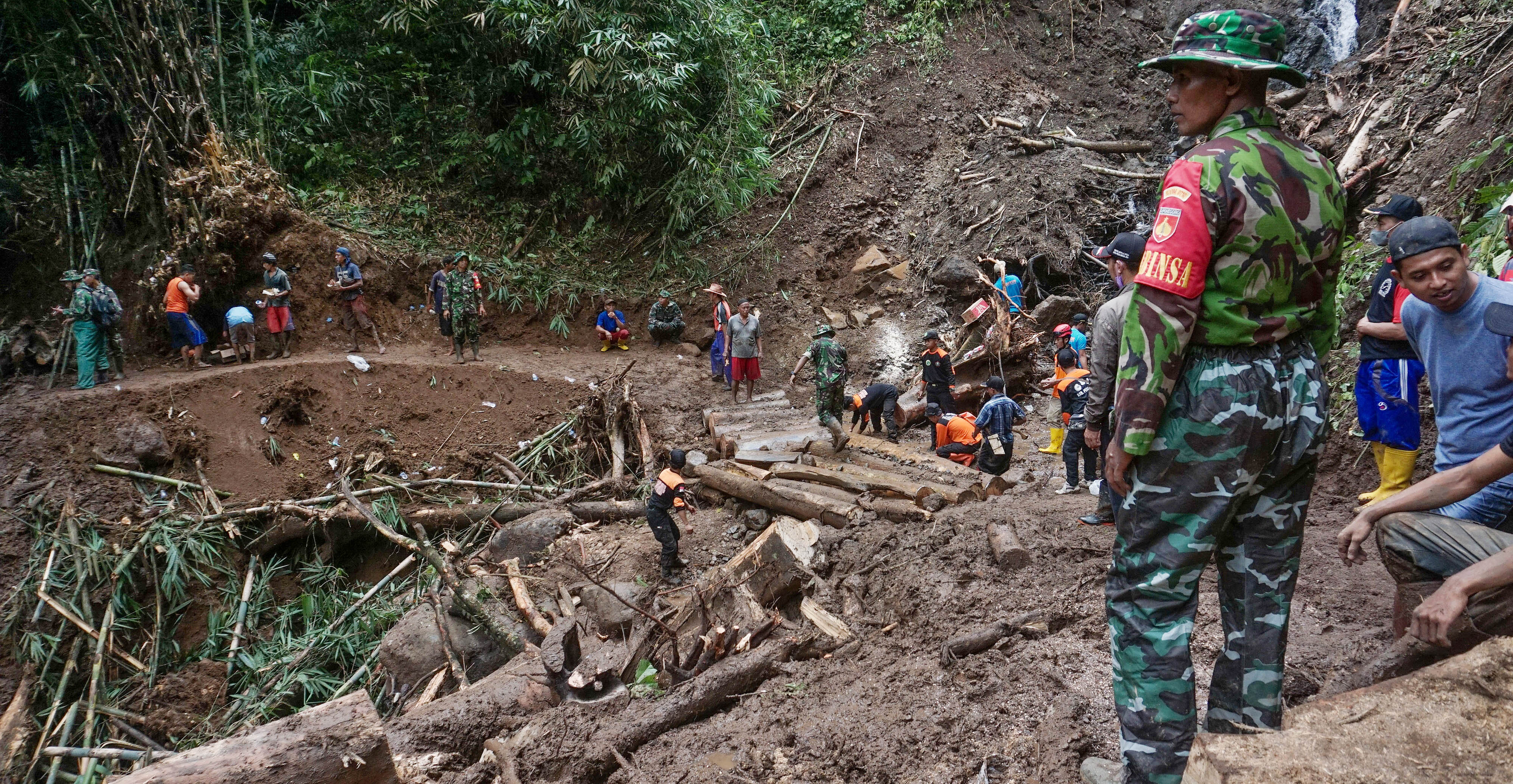 anggota TNI Kodim 0710 Pekalongan beserta relawan membersihkan material longsor di Lebakbarang, Pekalongan, Jateng, Rabu (26/1).