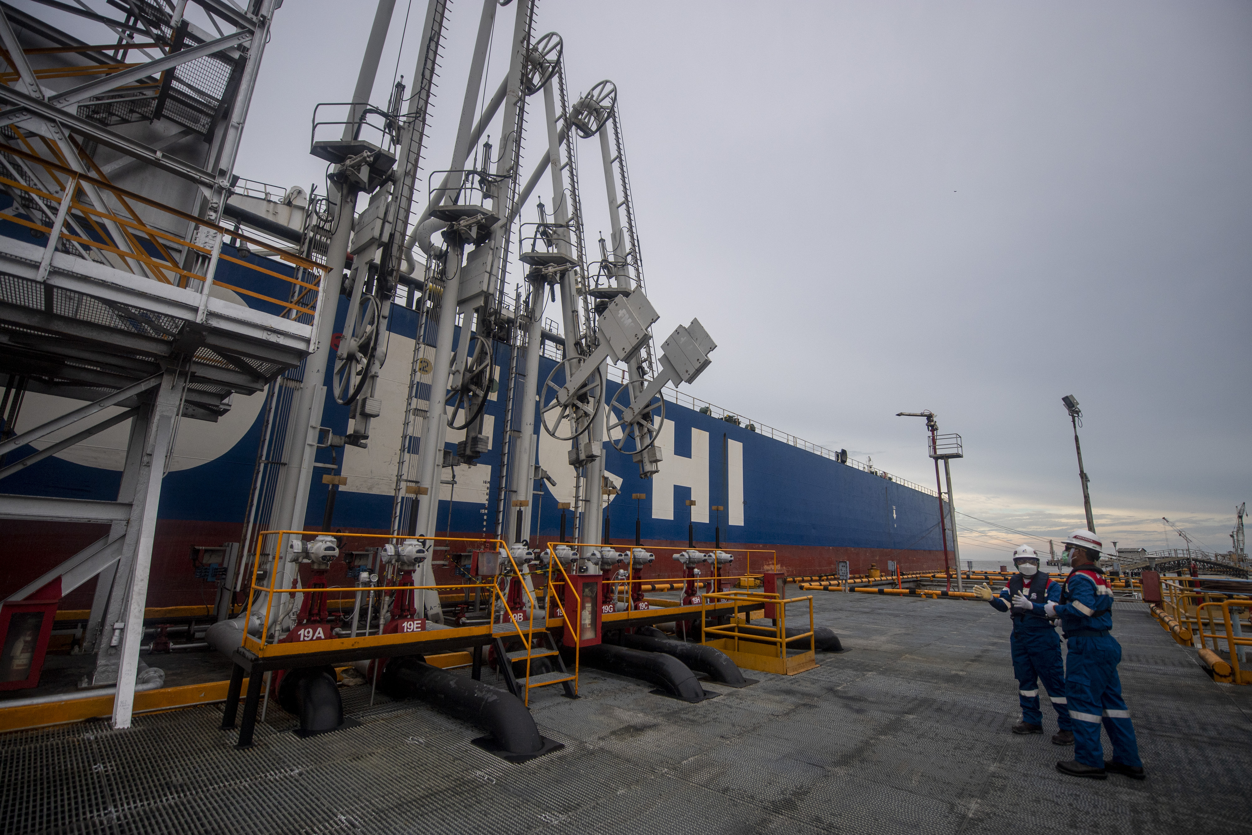 Pekerja PT Pertamina Hulu Rokan (PHR) mengecek proses pengapalan lifting minyak mentah produksi PHR di Dumai Terminal Oil Wharf, Dumai, Riau