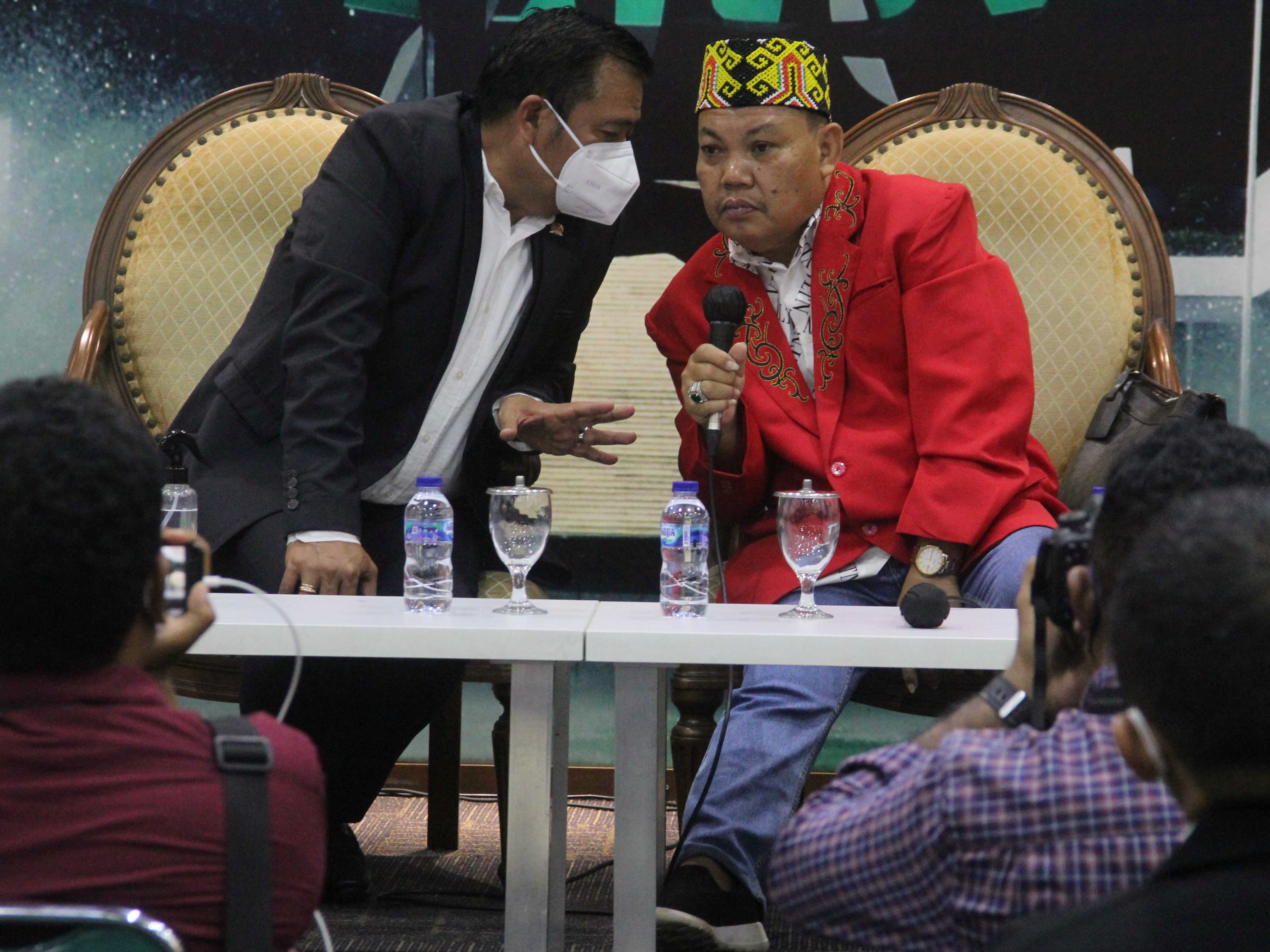 Anggota DPR PDIP Lasarus (kiri) dan Sekjen Majelis Adat Dayak Nasional Yakobus Kumis (kanan) meminta penegak hukum menindak Edy Mulyadi.