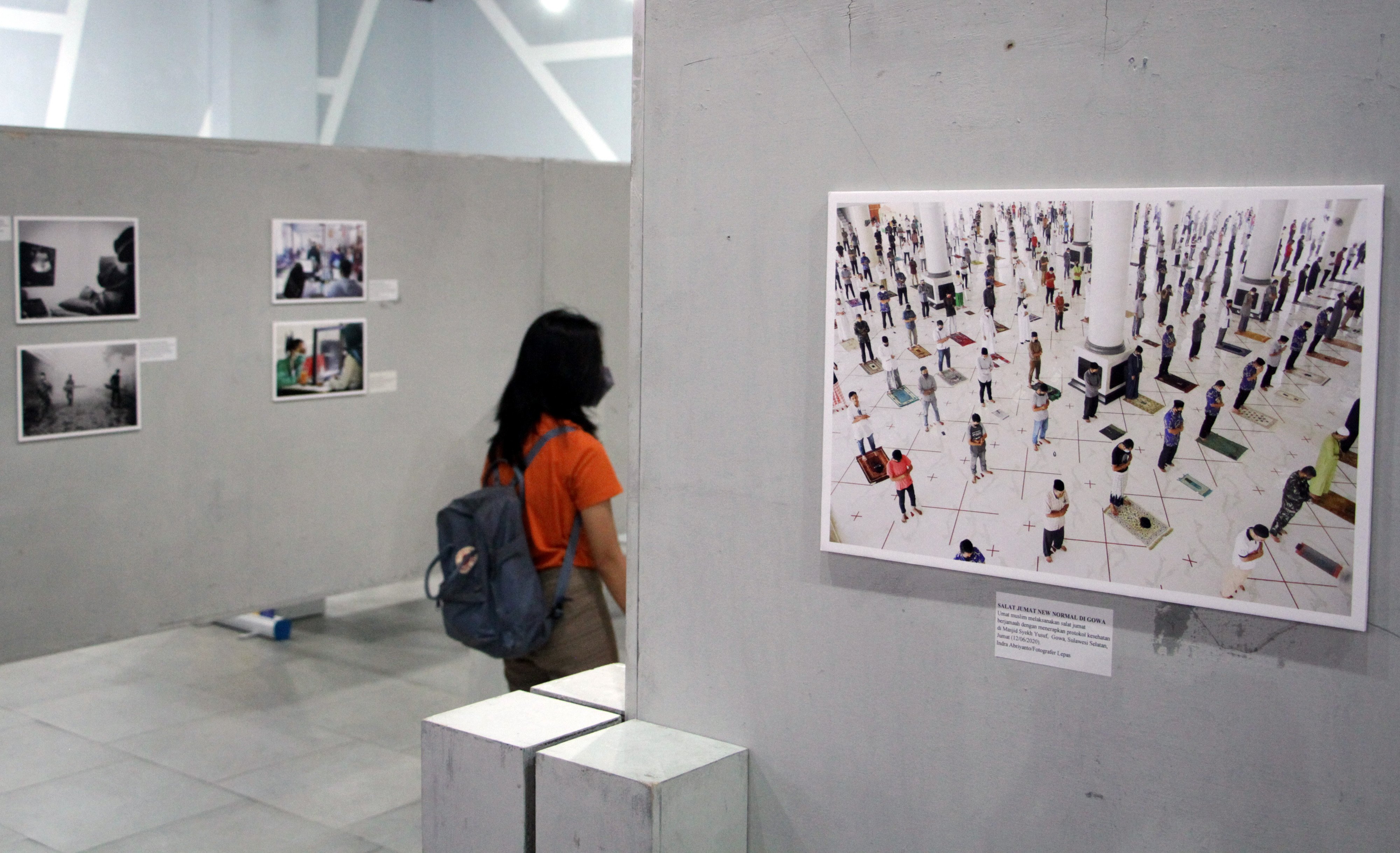  Pameran Foto dan Peluncuran Buku New Normal, 'life after pandemic' di Phinisi Point (Pipo) Mal Makassar, Sulawesi Selatan.