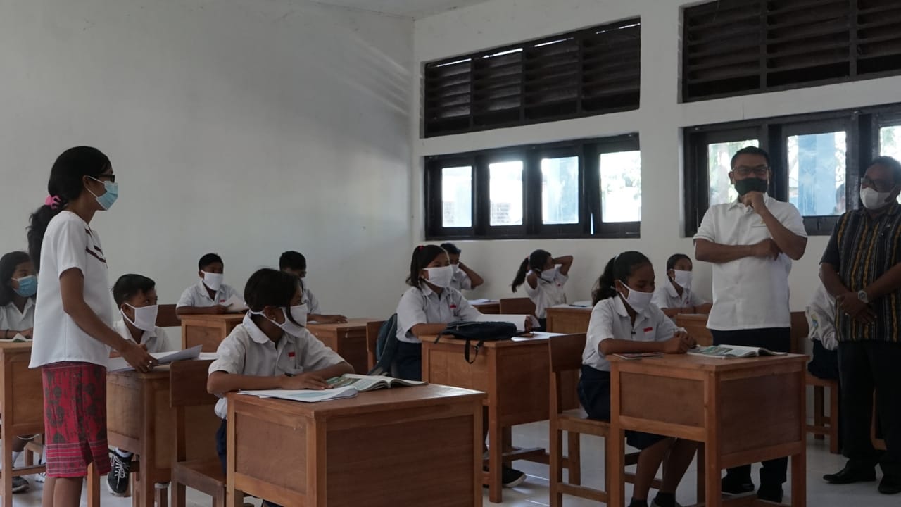 Ketua KSP Moeldoko (kedua dari kanan) saat meninjau PTM di NTT.