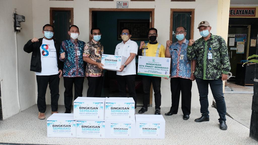 Karyawan Semen Gresik menyerahkan sumbangan untuk duafa di Rembang