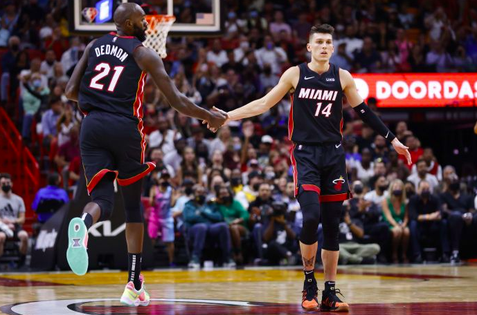 Pemain Miami Heat saat merayakan penambahan poin dalam laga kontra Charlotte Hornets. 