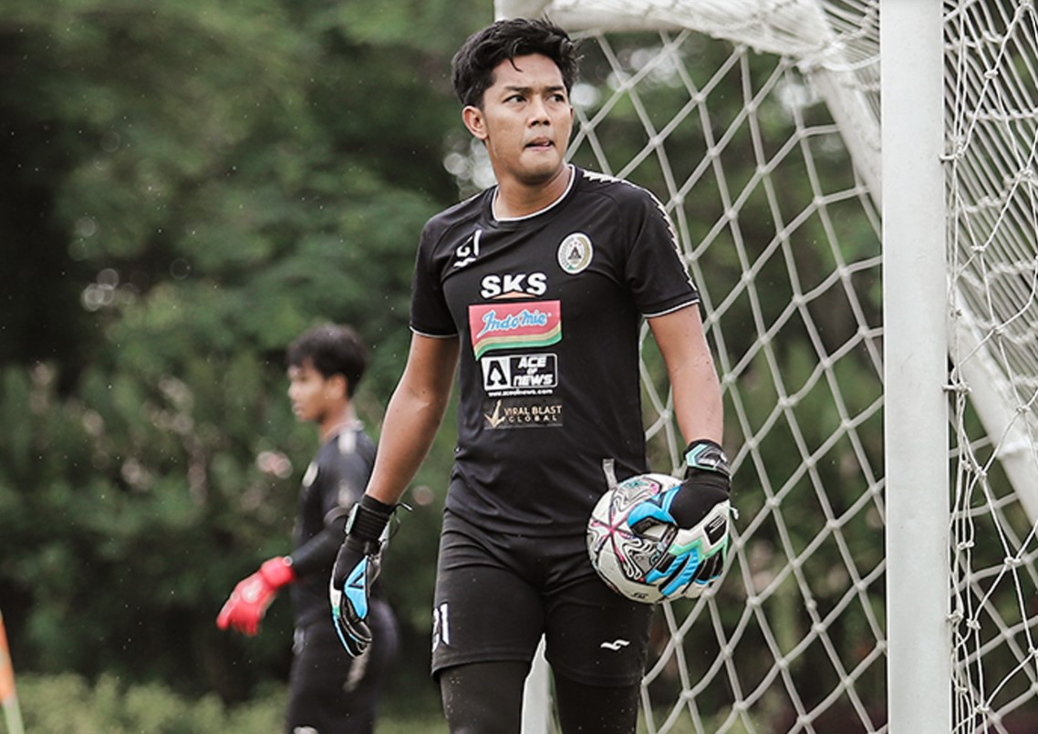 Penjaga gawang Rizky Darmawan