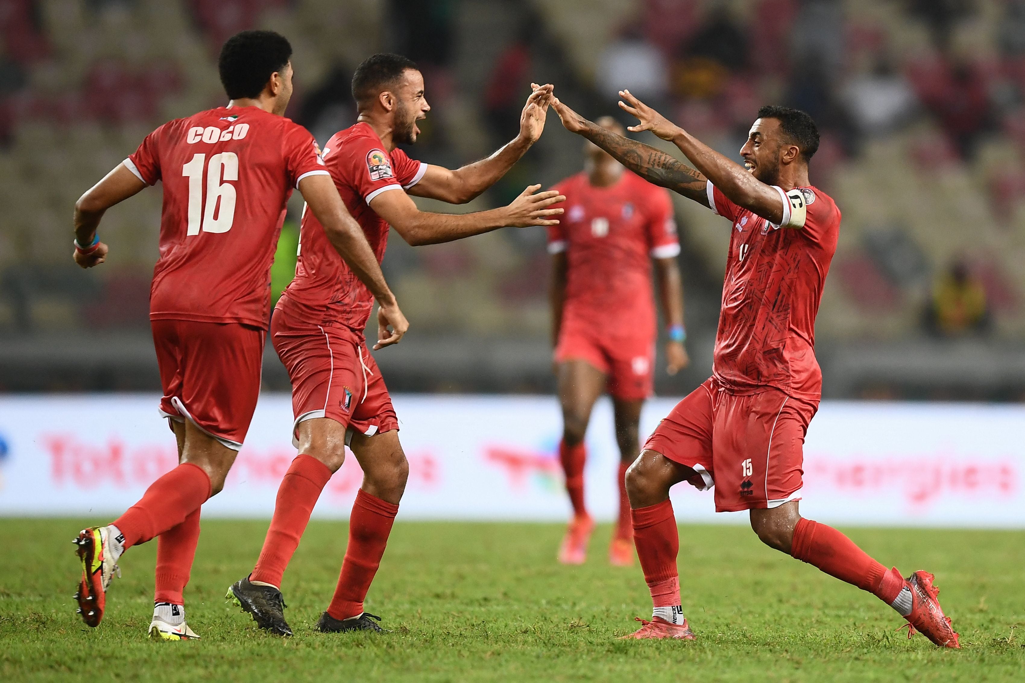 Para pemain Guinea Ekuatorial melakukan selebrasi usai mencetak gol ke gawang Aljazair di laga Piala Afrika.
