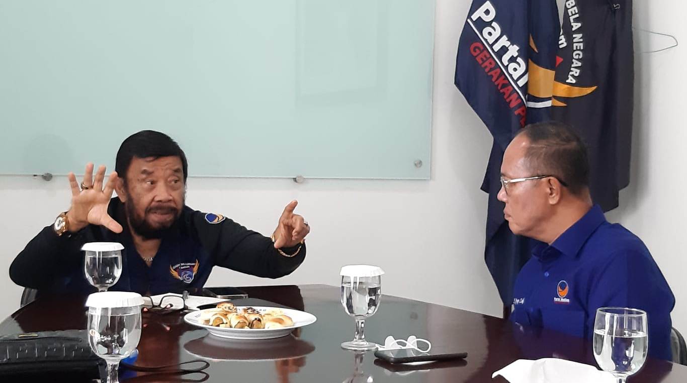 Gubernur ABN IGK Manila (kiri) berdiskusi dengan Ketua Panpel Turnamen Bulutangkis Surya Paloh Cup H Ayep Zaki.