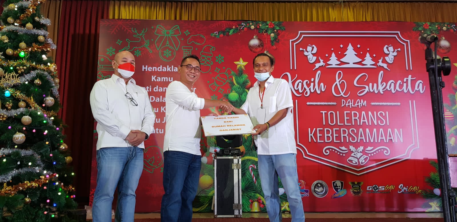 Pemberian bantuan bagi anak jalanan dalam Perayaan Natal bersama Kornas Ganjarist0 Imago Dei