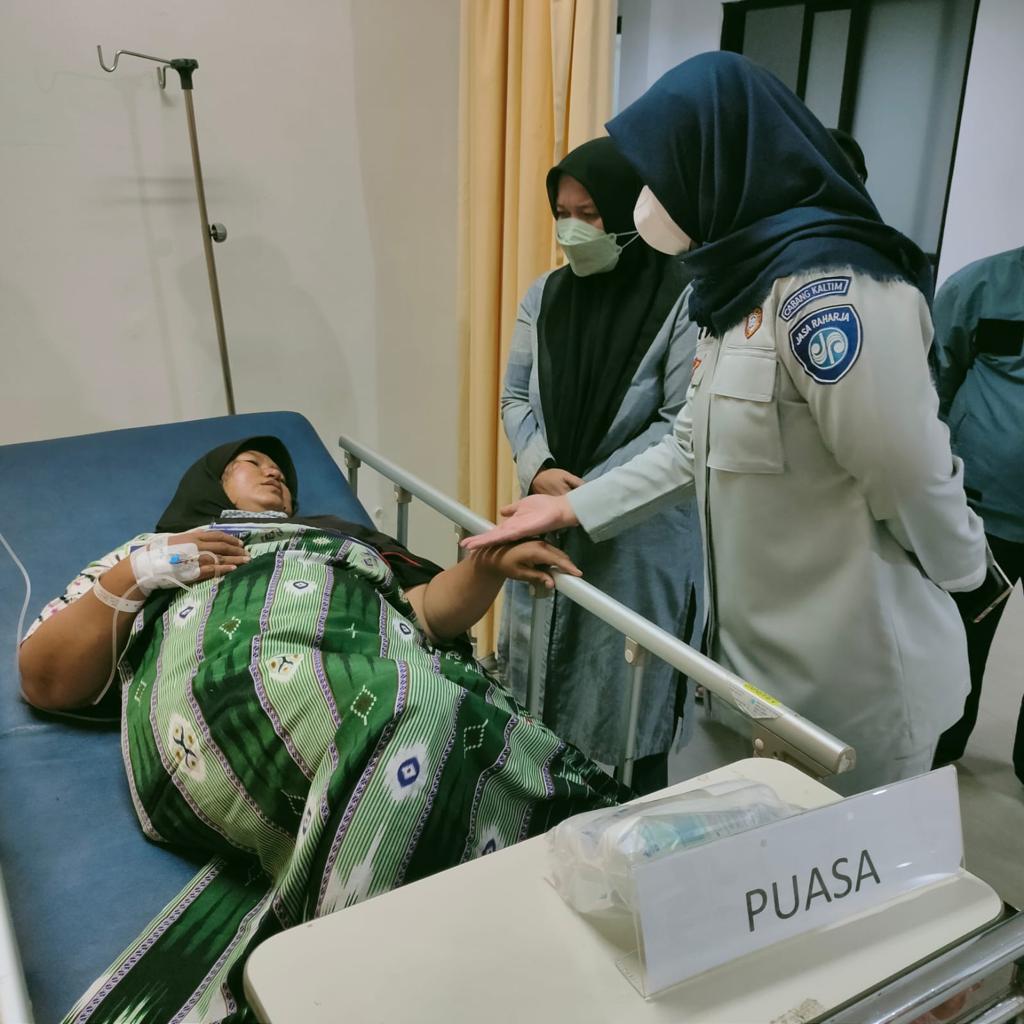 Direktur Operasional PT Jasa Raharja Dewi Aryani Suzana membezuk korban yang dirawat di rumah sakit akibat kecelakaan maut Tl Muararapak, Ka