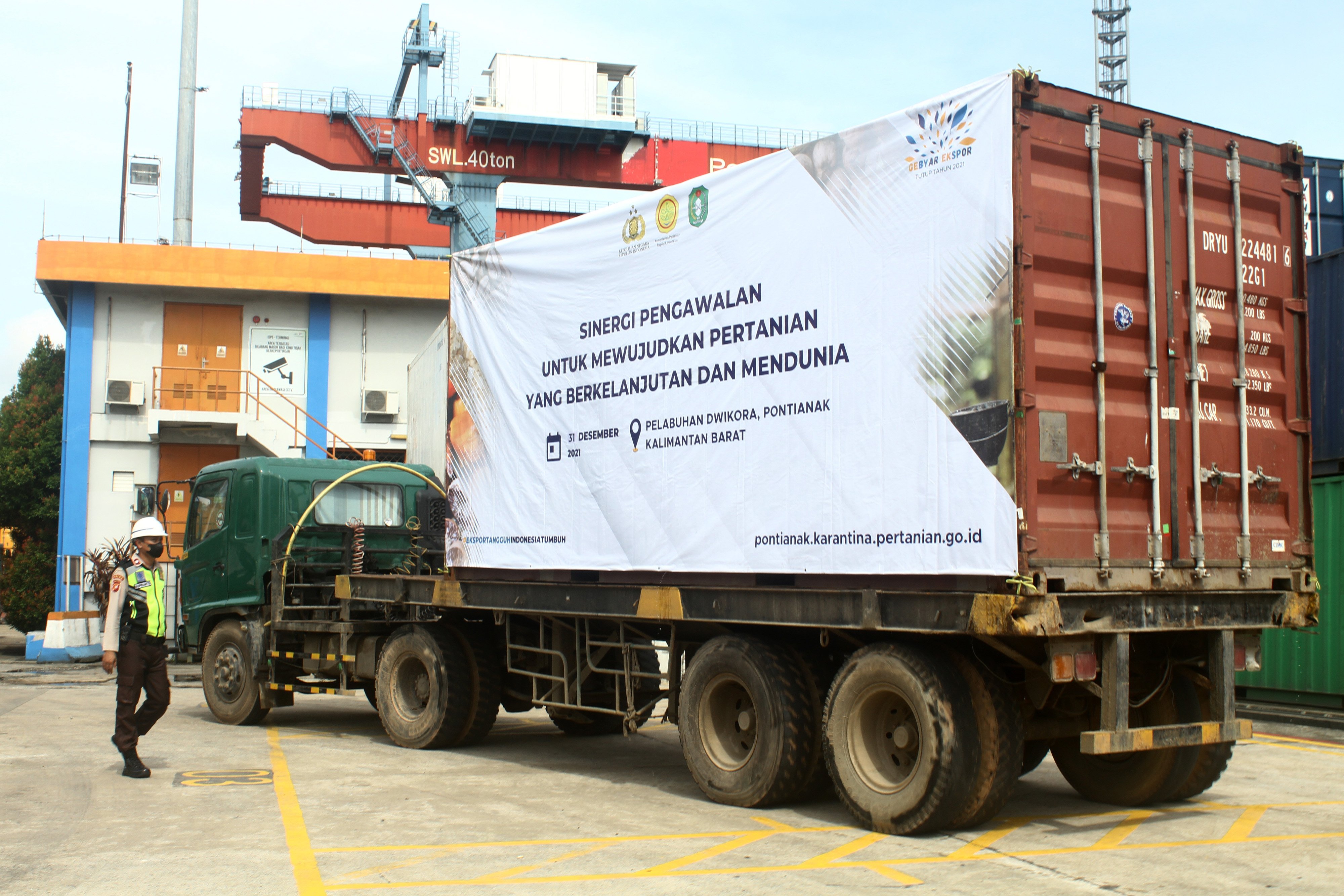  Petugas mengawasi truk kontainer saat pelepasan ekspor komoditas pertanian Kalbar di terminal peti kemas Pelabuhan Dwikora, Pontianak, Kali