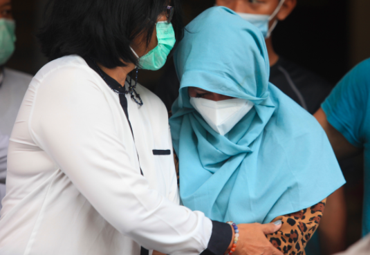  Polisi menghadirkan penyanyi dangdut Velline Chu (kanan) saat konferensi pers terkait penyalahgunaan narkotika, Senin (10/1).