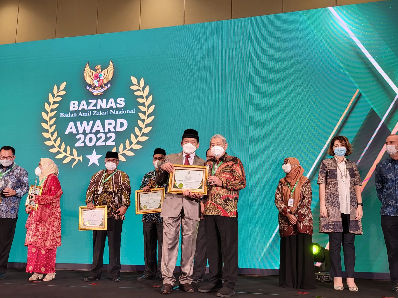 Rektor Universitas Muhammadiyah Prof. Dr. Hamka menerima penghargaan Baznas Award 2022.