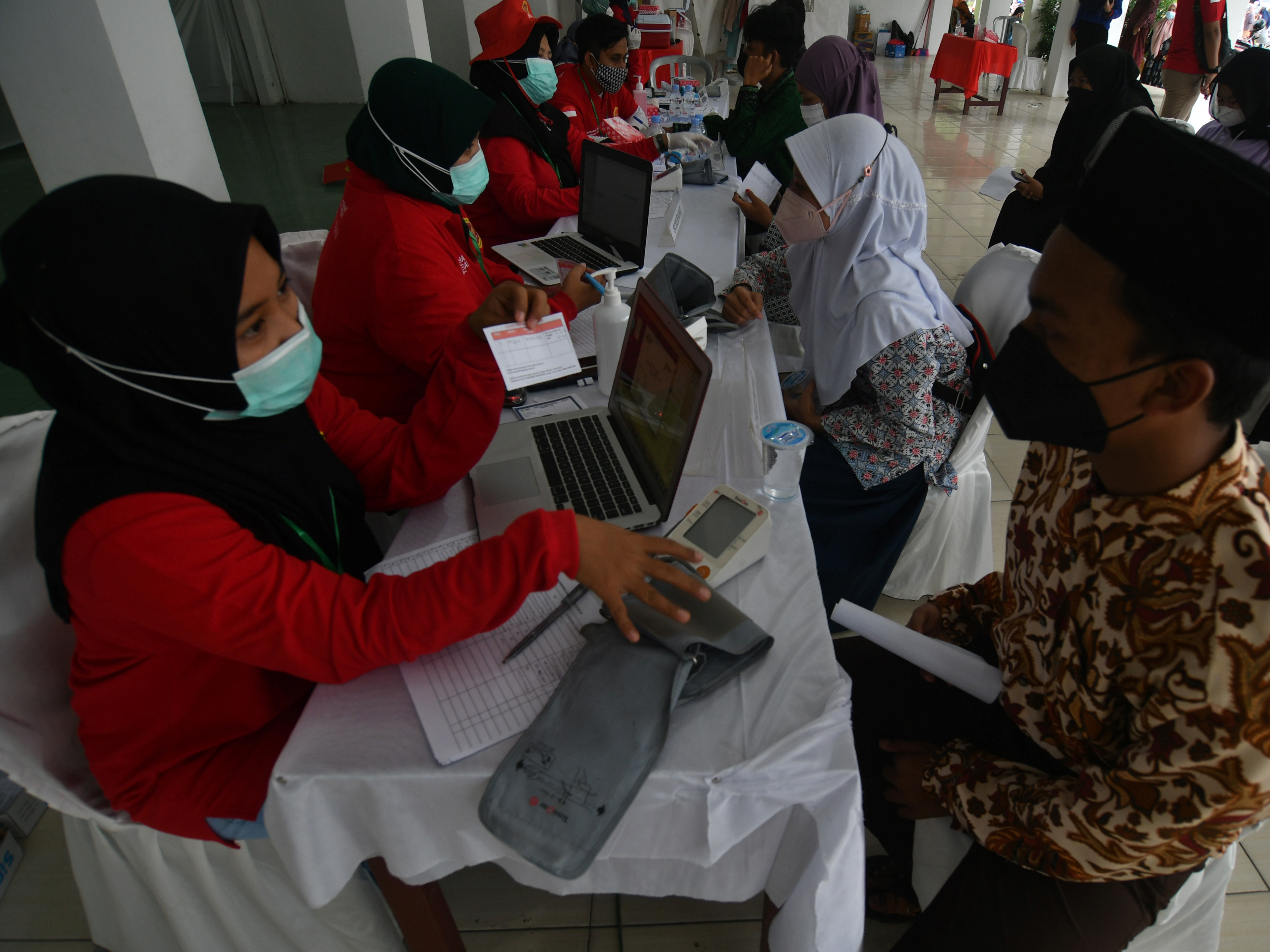 Sejumlah santri mengikuti pelaksanaan vaksinasi massal covid-19 untuk santri atau pelajar di Kompleks PB Alkhairaat Palu di Palu, Sulteng.