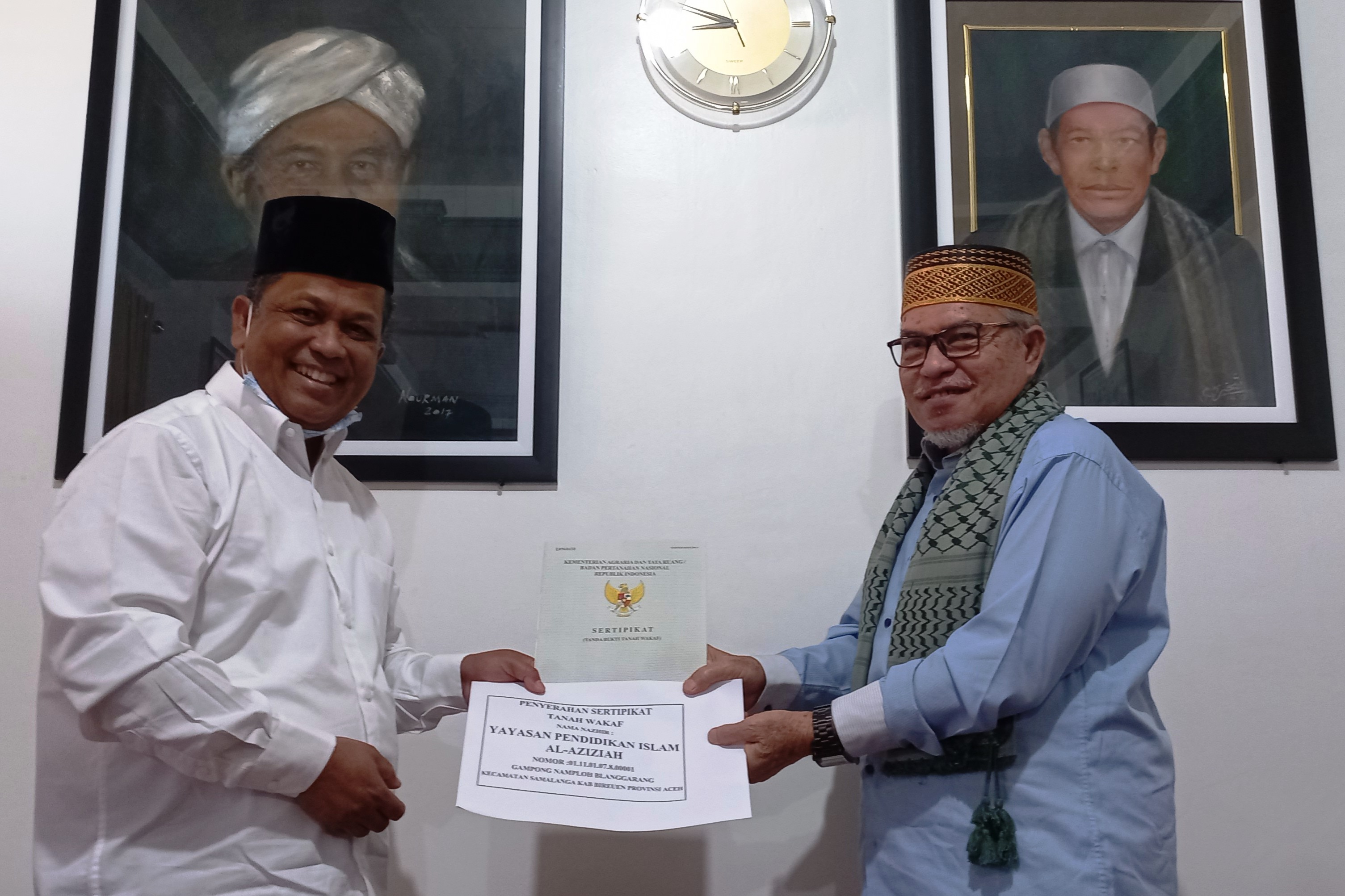 Ulama besar Aceh Teungku Hasanoel Basri menerima sertifikat tanah wakaf dari Staf Khusus Kementerian ATR/BPN, M Adli Abdullah.