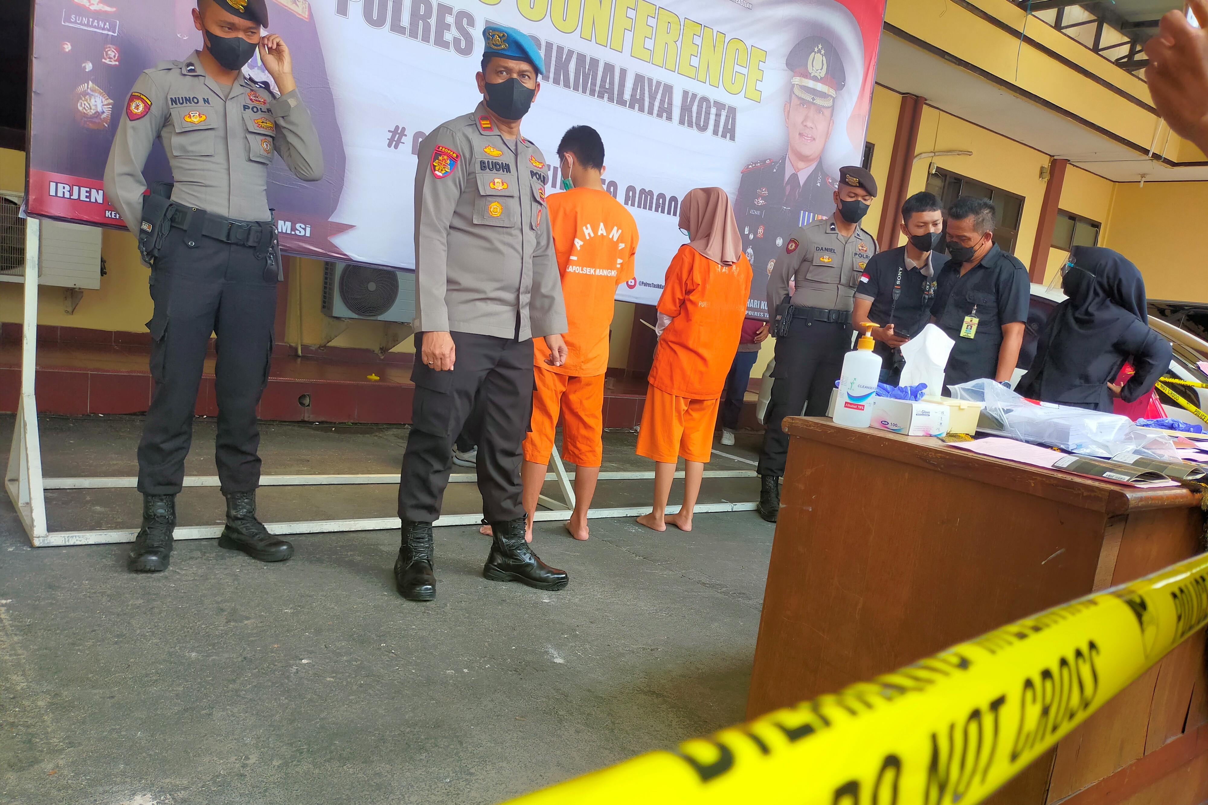 Dua dari tiga tersangka dihadirkan dalam kasus investasi bodong.