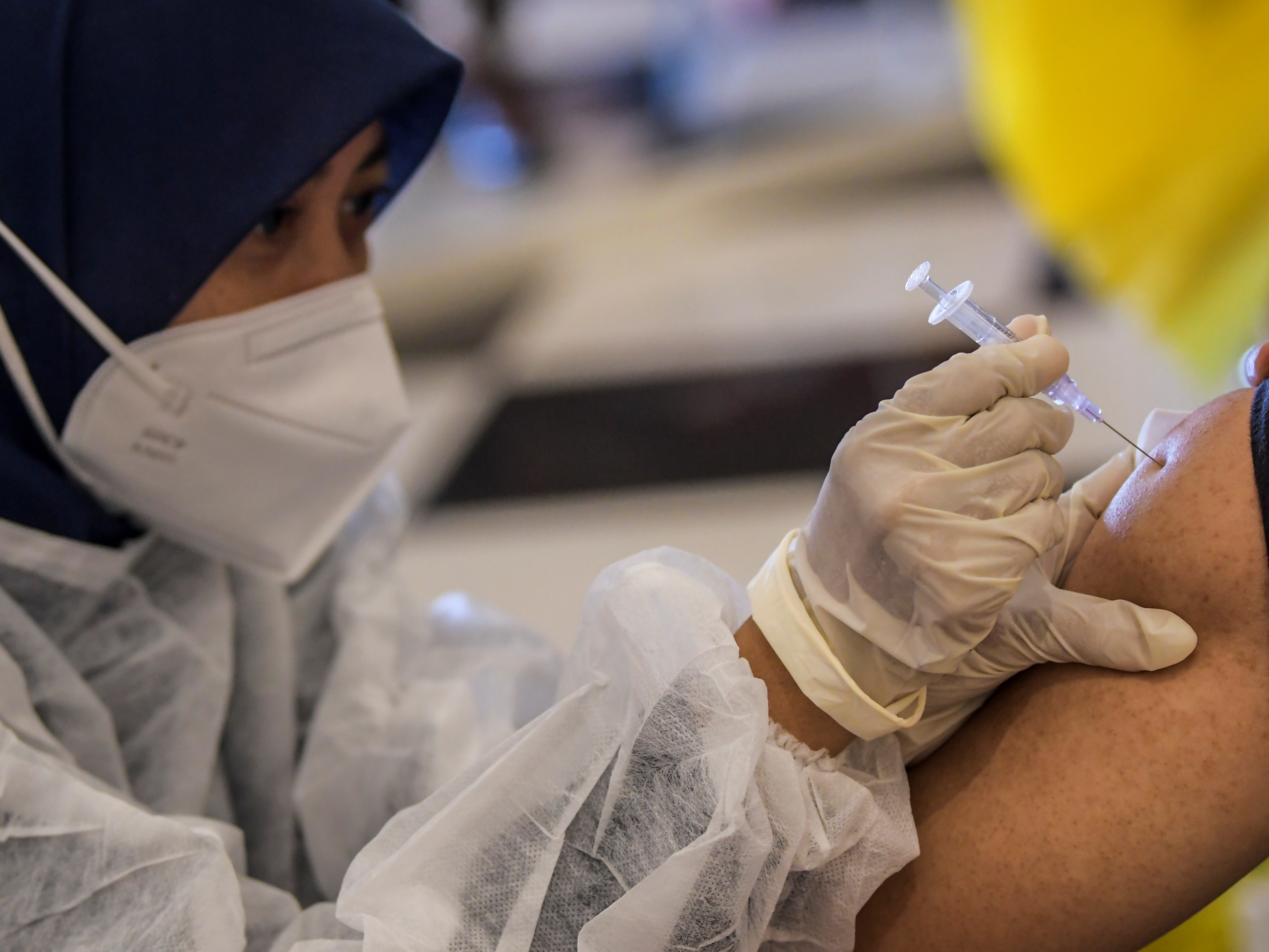 Petugas kesehatan menyuntikkan vaksin covid-19 dosis ketiga kepada di Jiexpo Kemayoran, Jakarta, Selasa (25/1).