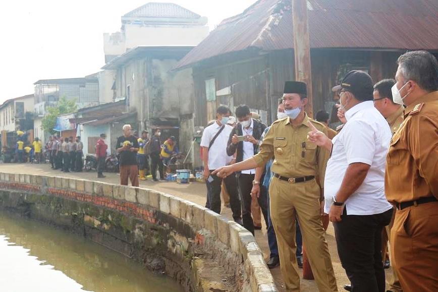 Wali Kota Palembang Harnojoyo mengedukasi masyarakat di Jalan Rasad Nawawi Lorong Kebangkaan 2 Kecamatan Ilir Timur 3.