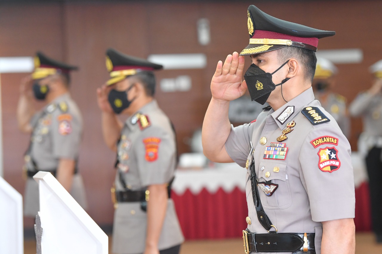 Kakorlantas memimpin sertijab Kabagops Dan Kabagrenmin Korlantas Polri, Selasa (11/1)