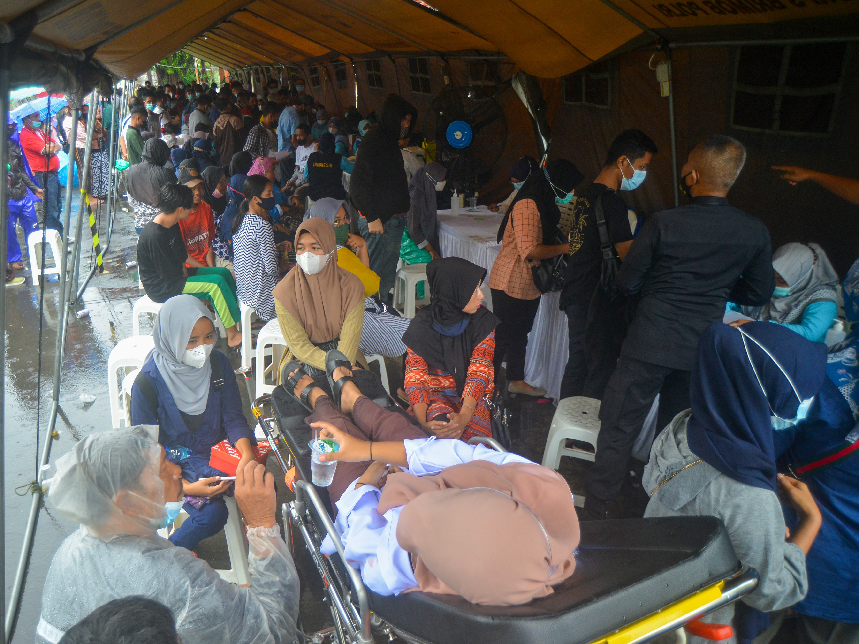 Sejumlah warga mengikuti Gebyar Vaksin Sumbar Sadar Vaksin (Sumdarsin) di halaman Kantor Gubernur Sumatra Barat, Padang, Sabtu (18/12/2021).