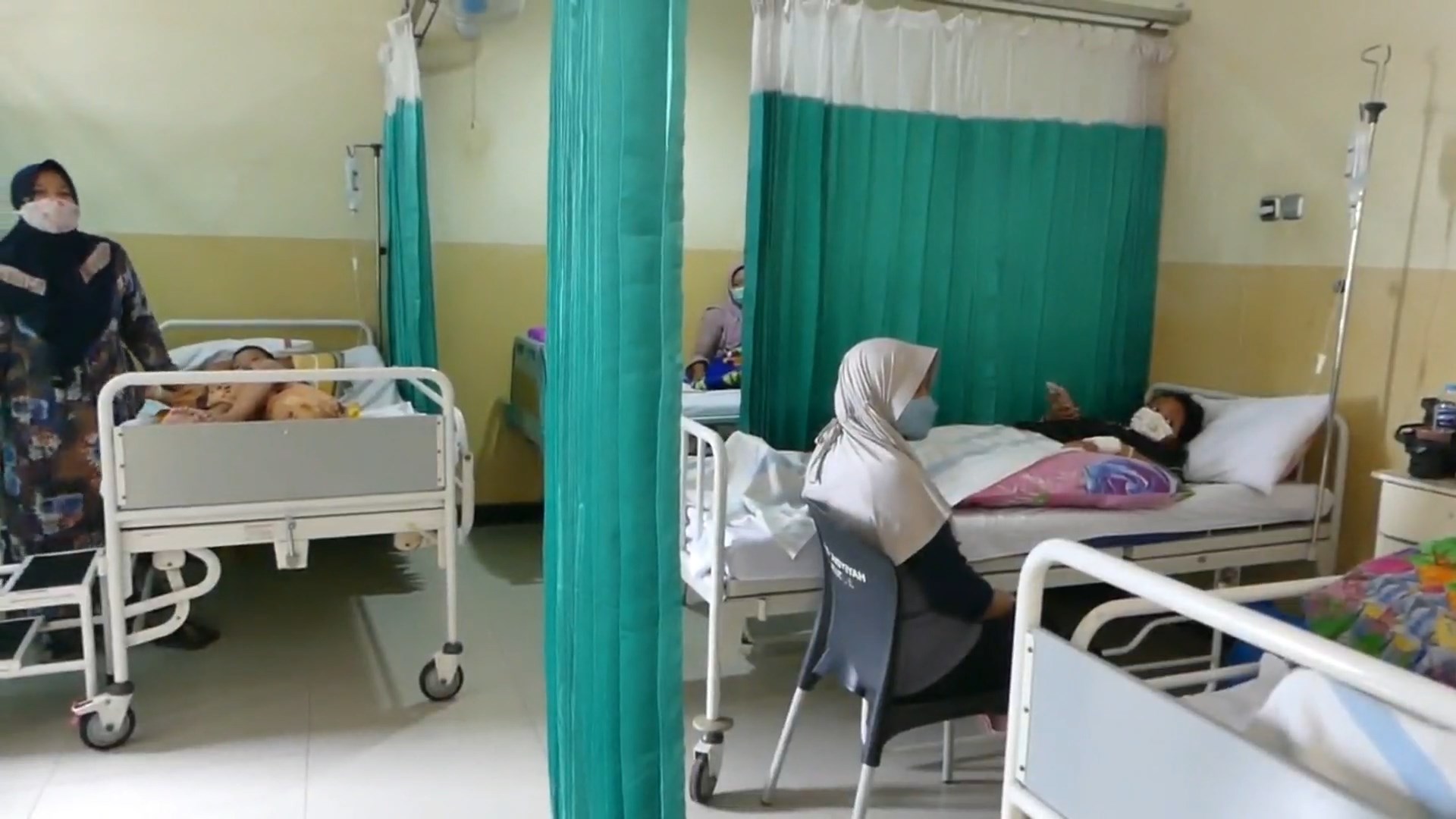 Suasana bangsal anak pasien DBD di Rumah Sakit Aisyiyah Kudus, Senin (17/1/2022). 