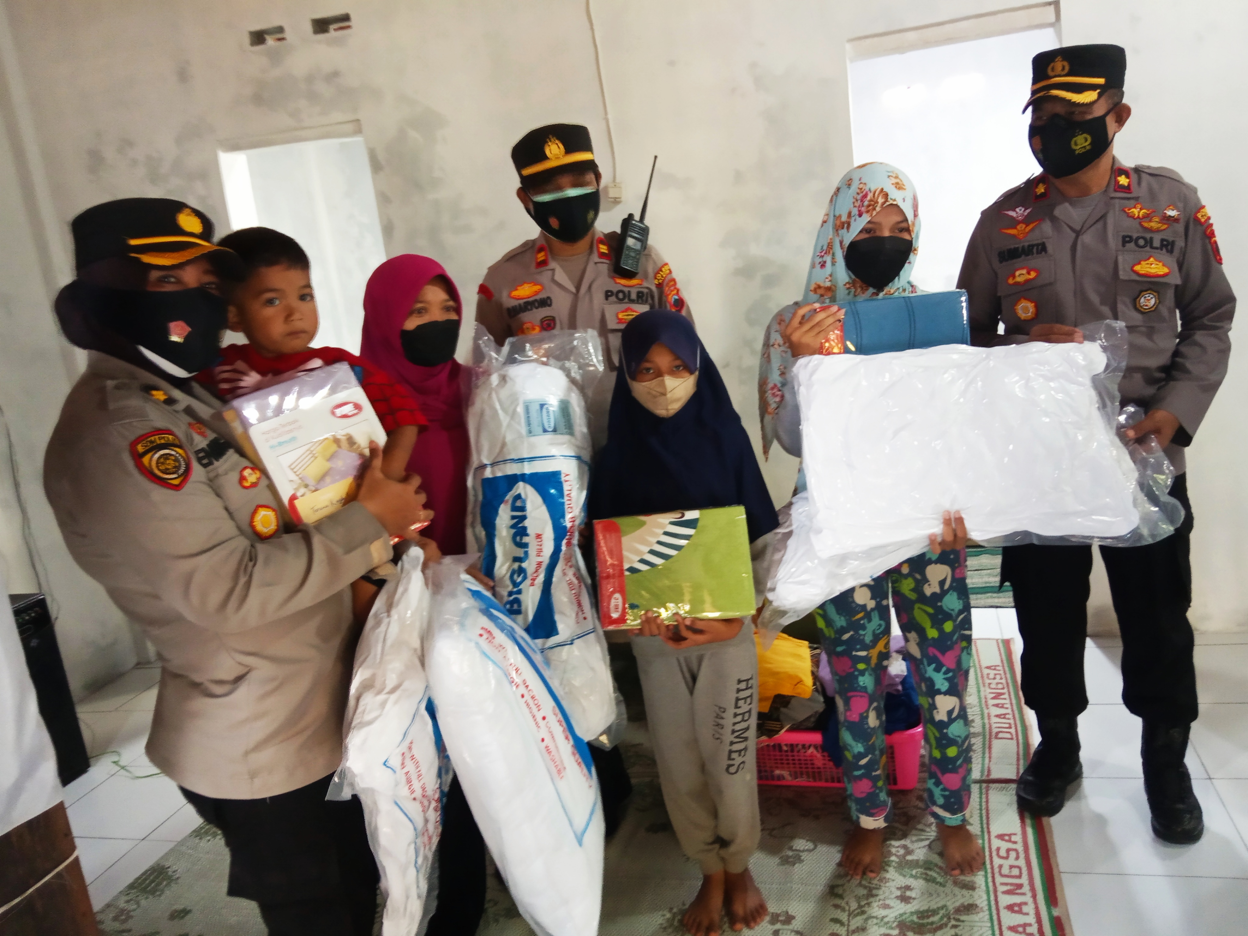 Polres Klaten menyerahkan sumbangan perangkat kamar tidur untuk keluarga Surati