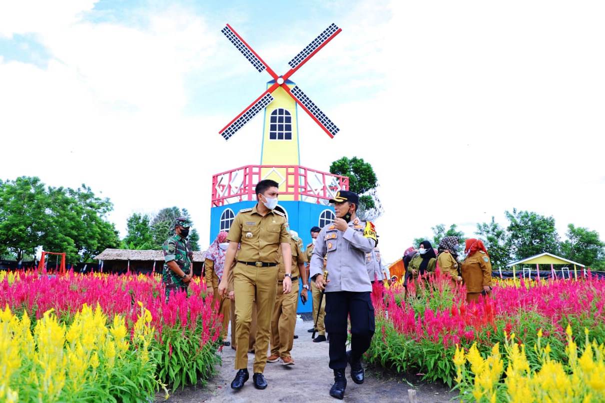 Bupati Ogan Ilir Panca Wijaya Akbar mengecek Tanjung Pering Garden, salah satu destinasi wisata di wilayahnya.