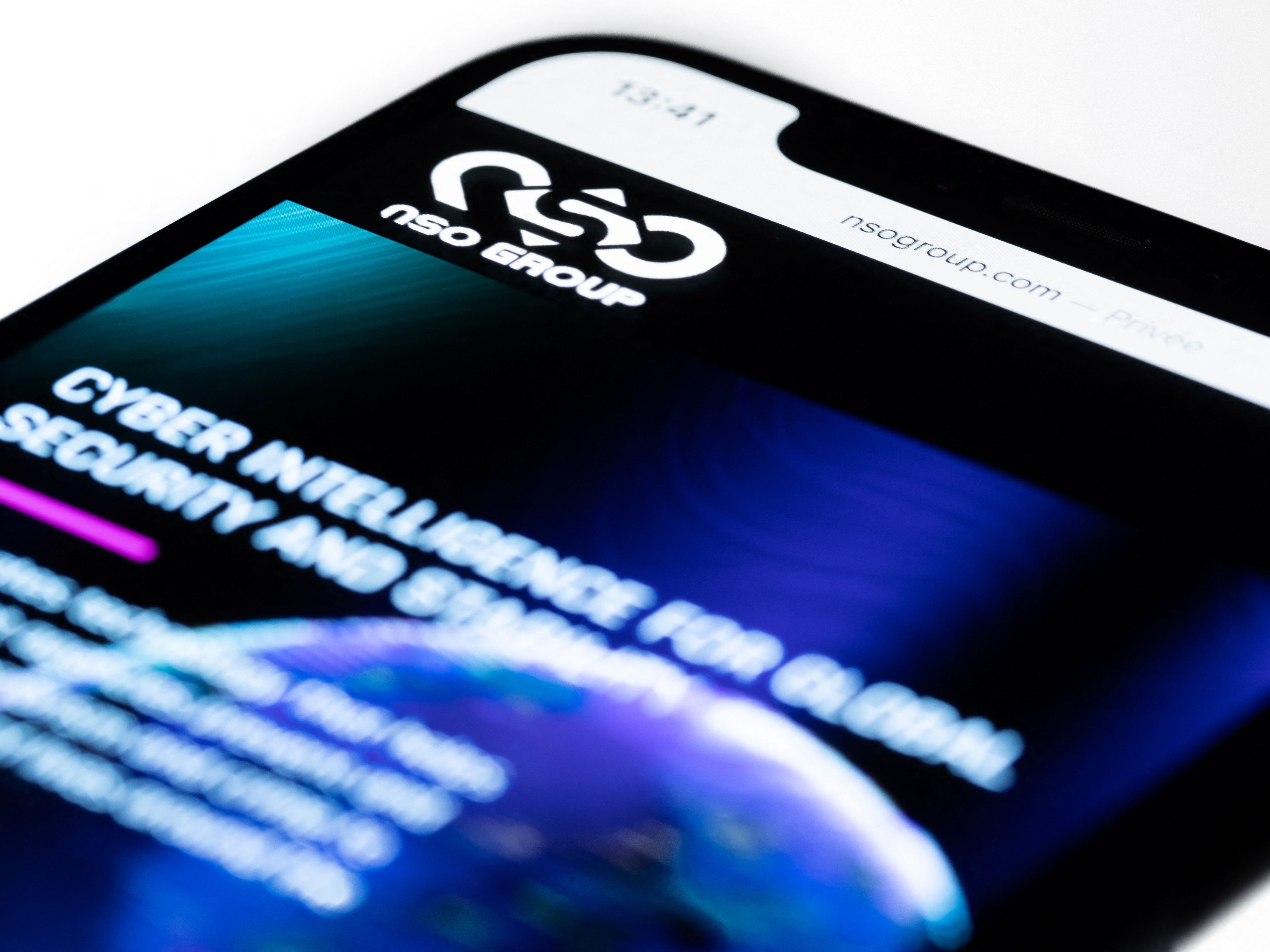 Smartphone dengan situs web NSO Group Israel.