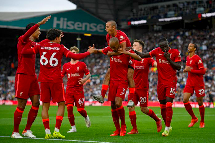 Para pemain Liverpool merayakan gol kedua mereka ke gawang Leeds United di laga Liga Primer Inggris.