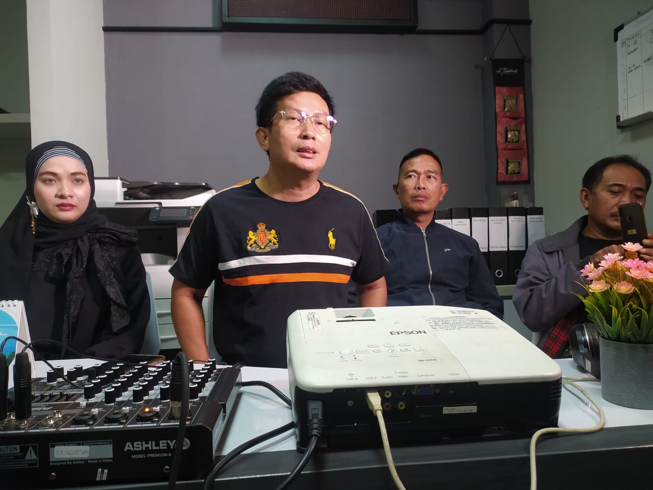 Produser Cahaya Pesantren, Yayat Hidayat (kedua dari kiri)