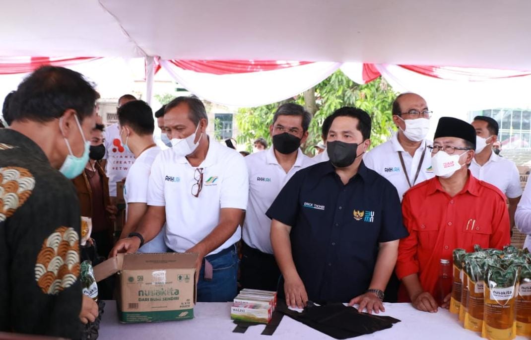 Menteri BUMN saat meninjau pasar minyak goreng yang diadalan PTPN Group di Cianjur, Jawa Barat