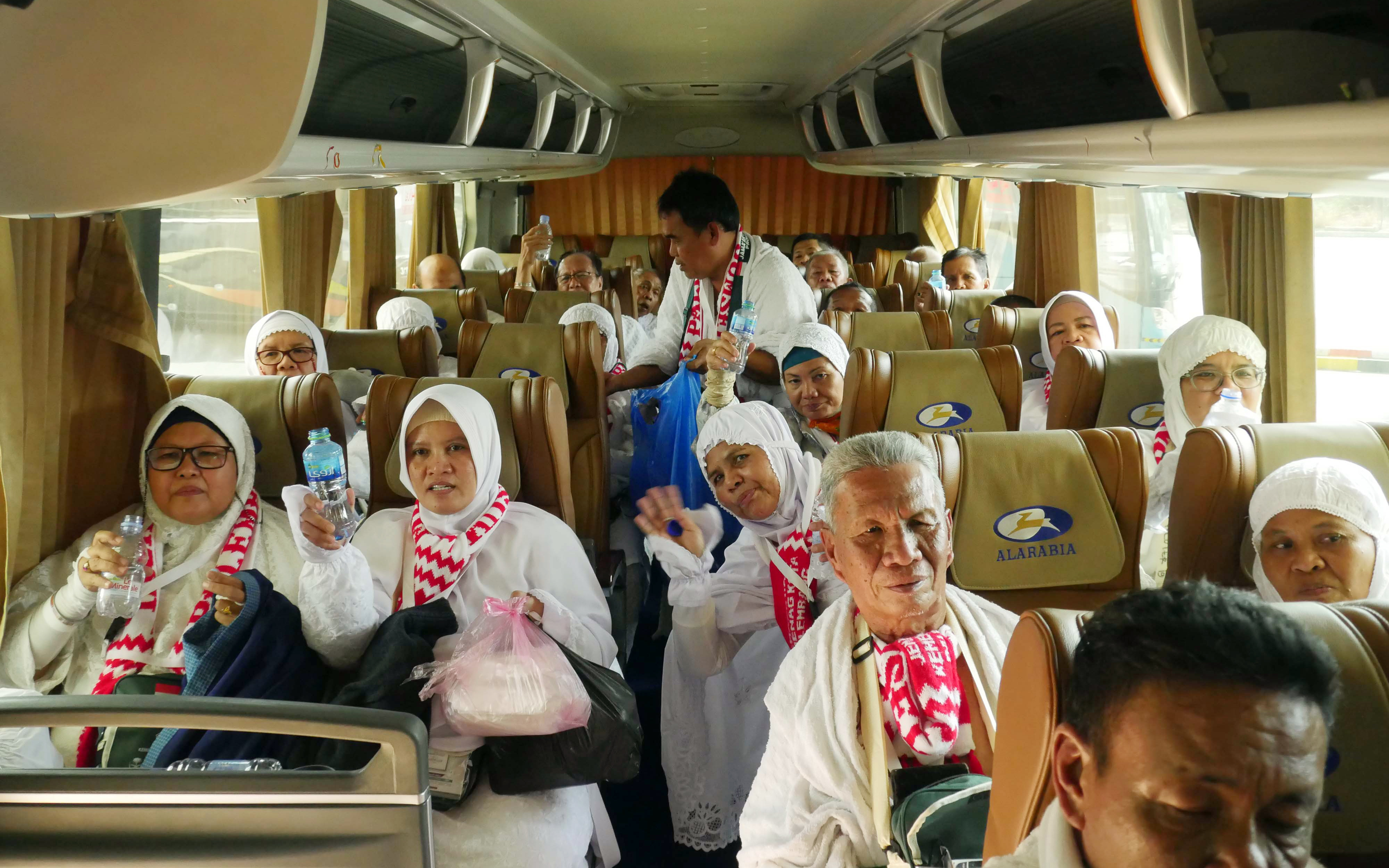 HAJI: Jemaah haji Indonesia berada di dalam bus menuju Kota Suci Mekah, di Bandara King Abdul Aziz, Jeddah (25/7/2019)