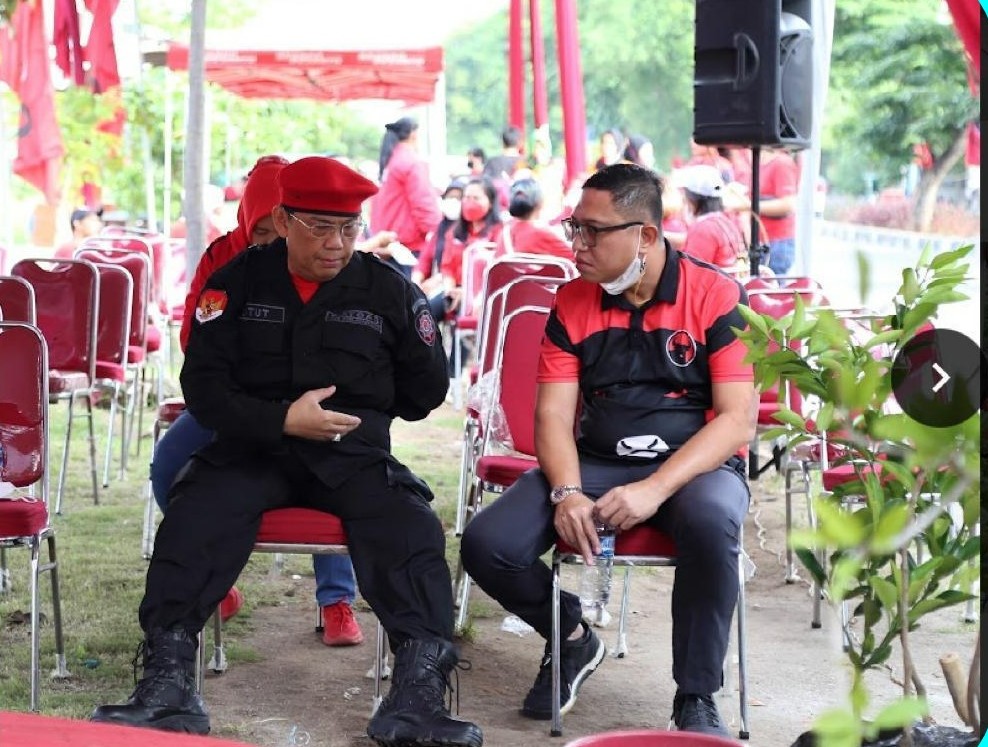  Brando Susanto (kanan) bersama rombongan.