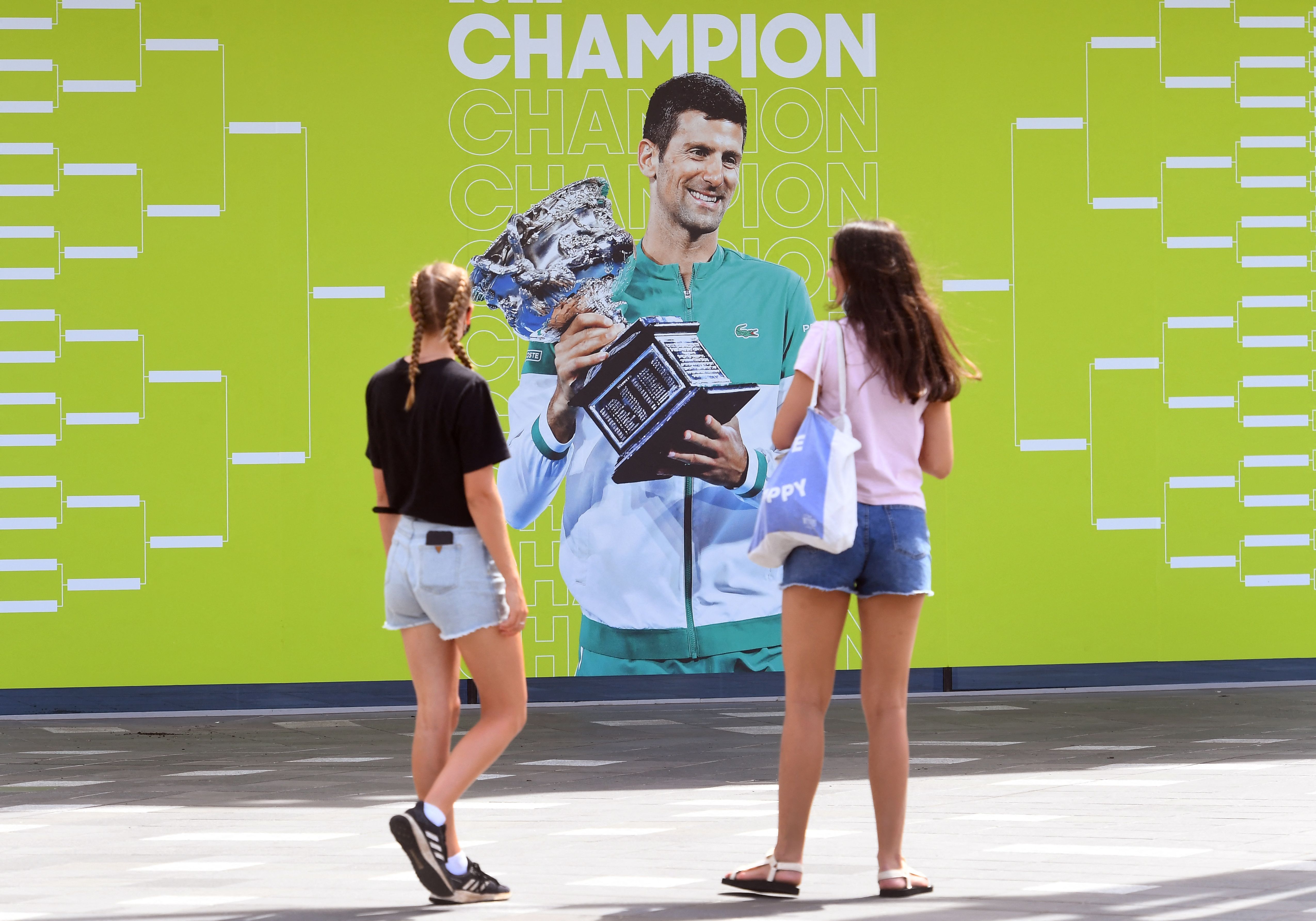 Warga memandangi foto Novak Djokovic di Melbourne Park, Australia 