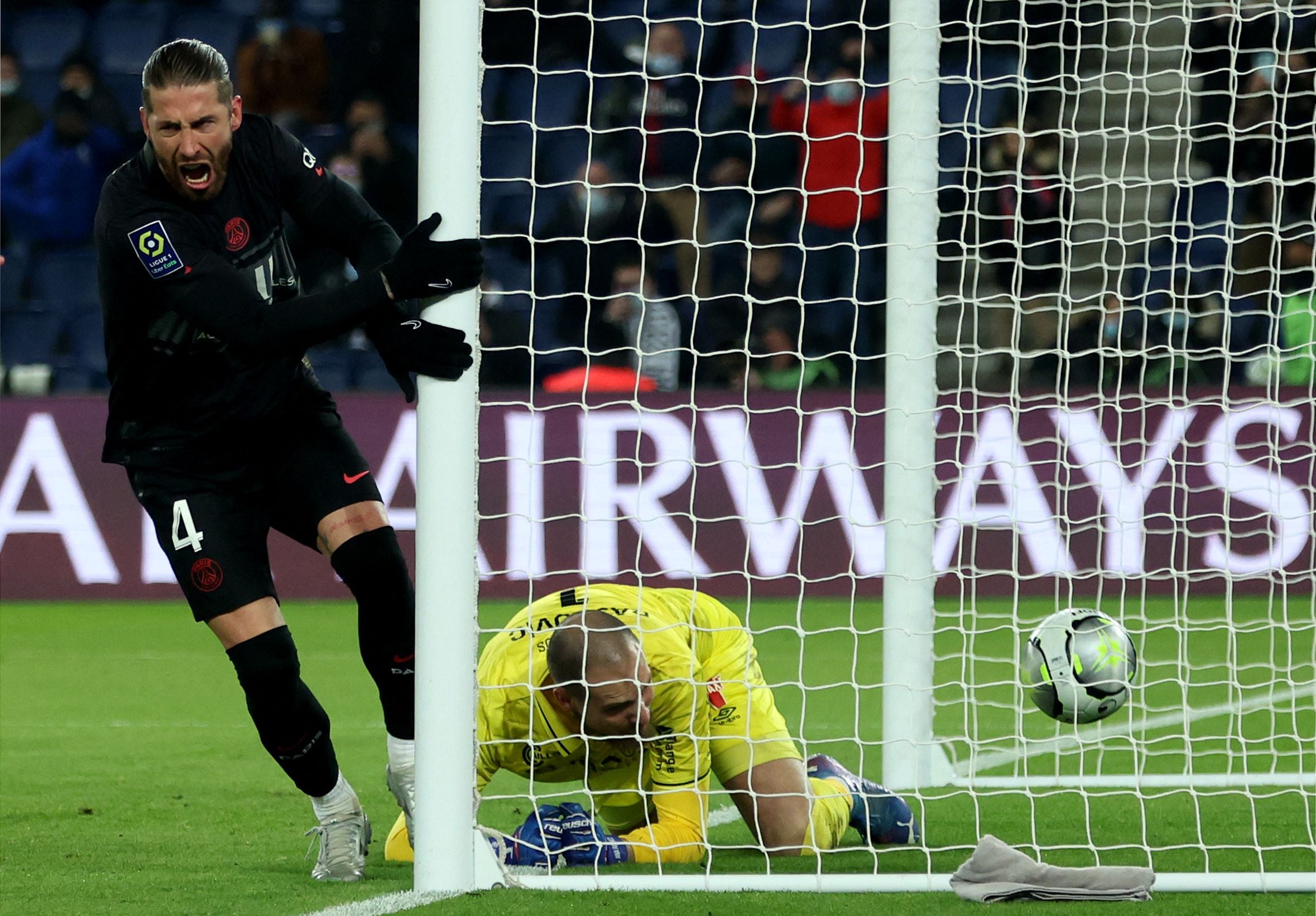 Pemain PSG Sergio Ramos (kiri) melakukan selebrasi usai mencetak gol