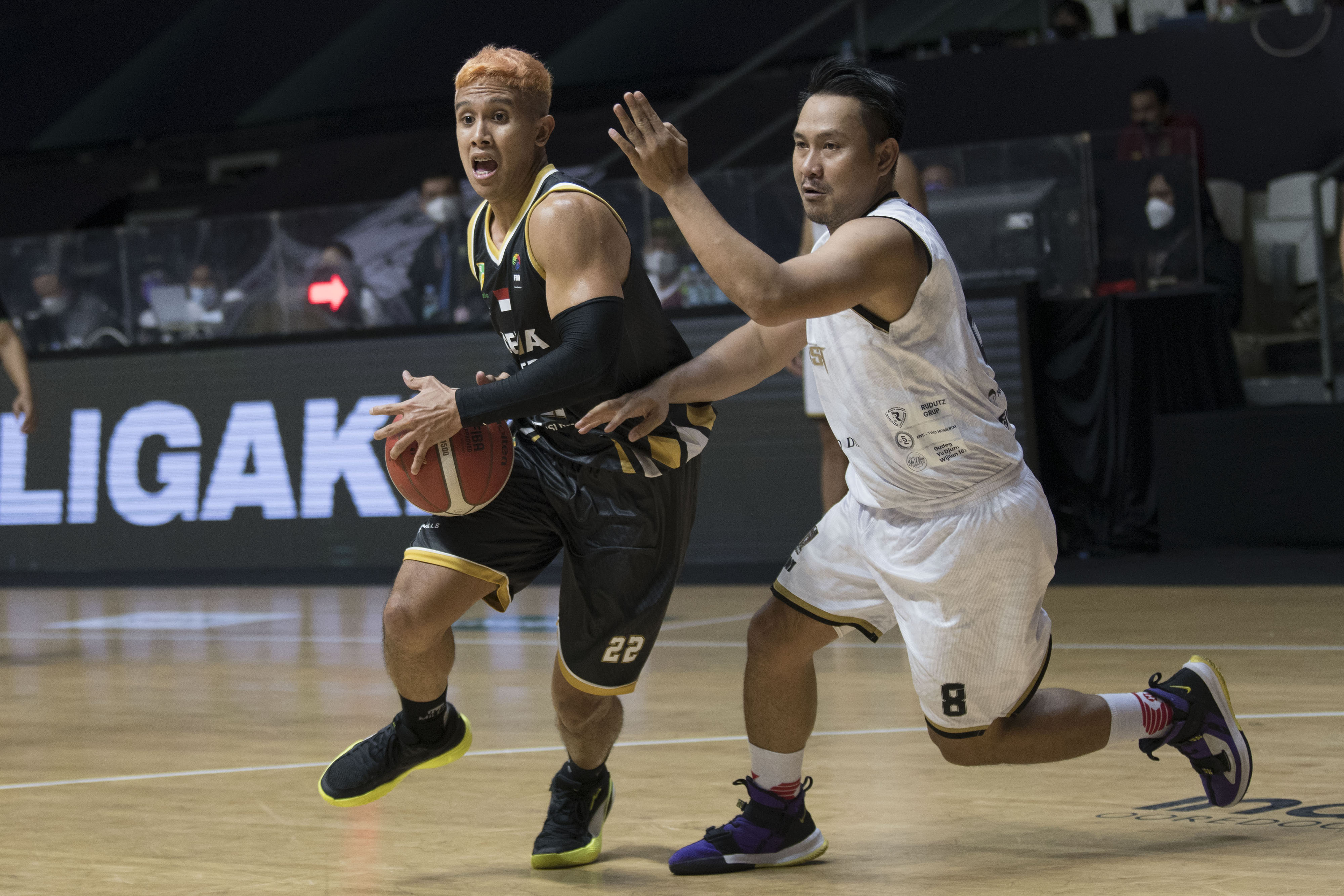 Laga IBL antara Dewa United dan Bima Perkasa