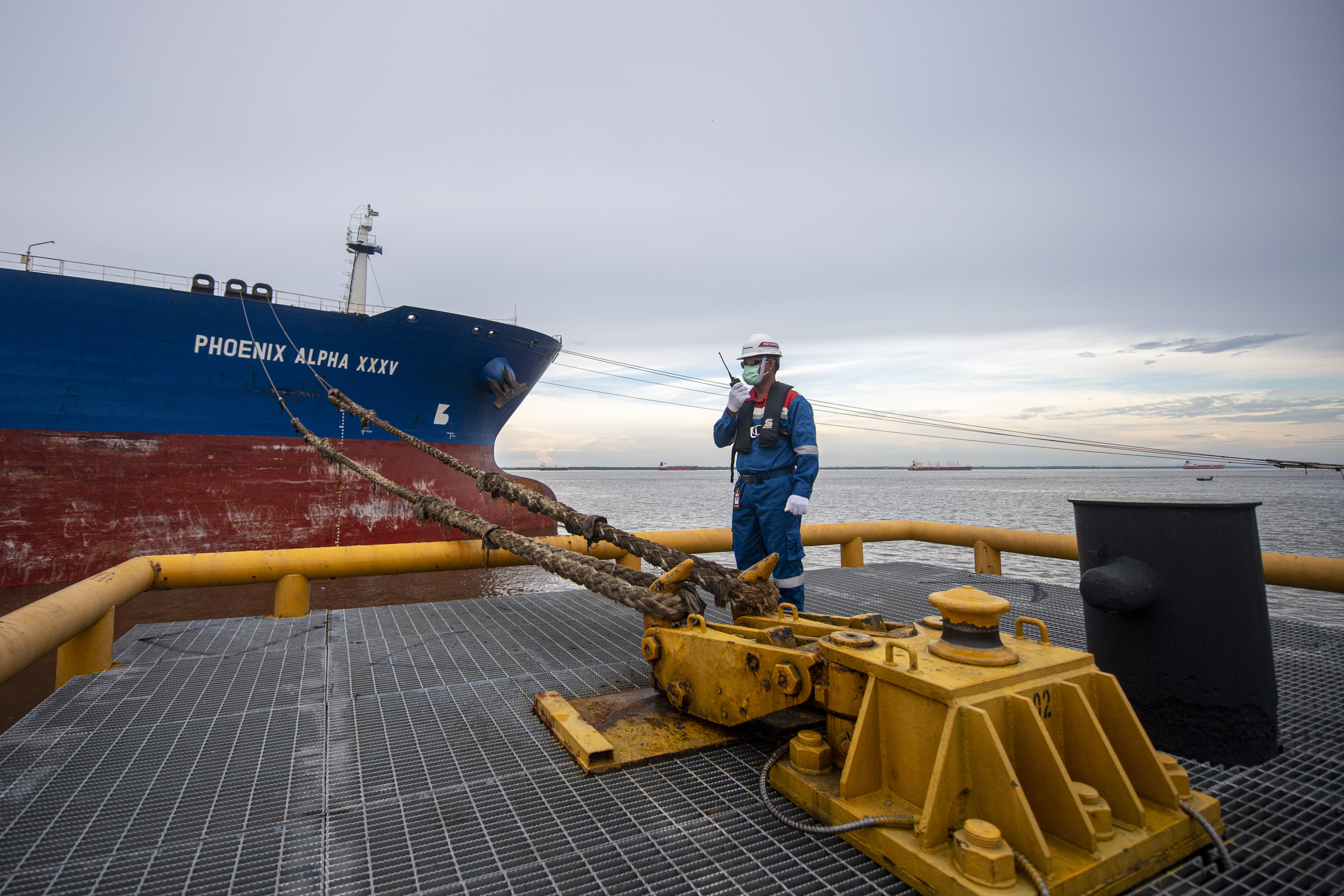 : Pekerja PT Pertamina Hulu Rokan (PHR) mengecek proses pengapalan lifting minyak mentah produksi PHR di Dumai