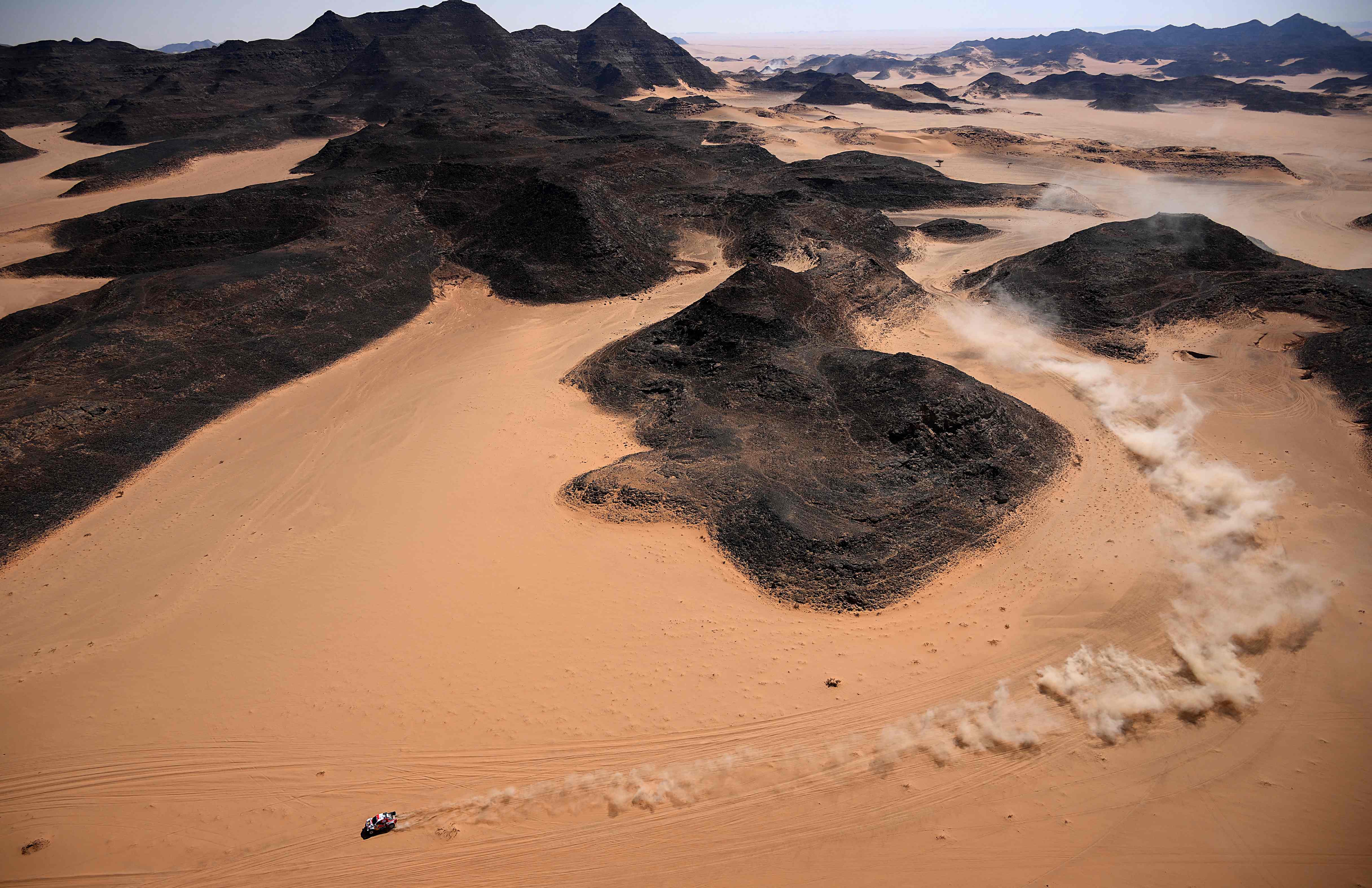 Pereli Qatar, Nasser al-Attiyah saat menjalani etape sembilan Reli Dakar, Selasa (11/1). al-Attiyah kini makin kukuh di puncak klasemen. 