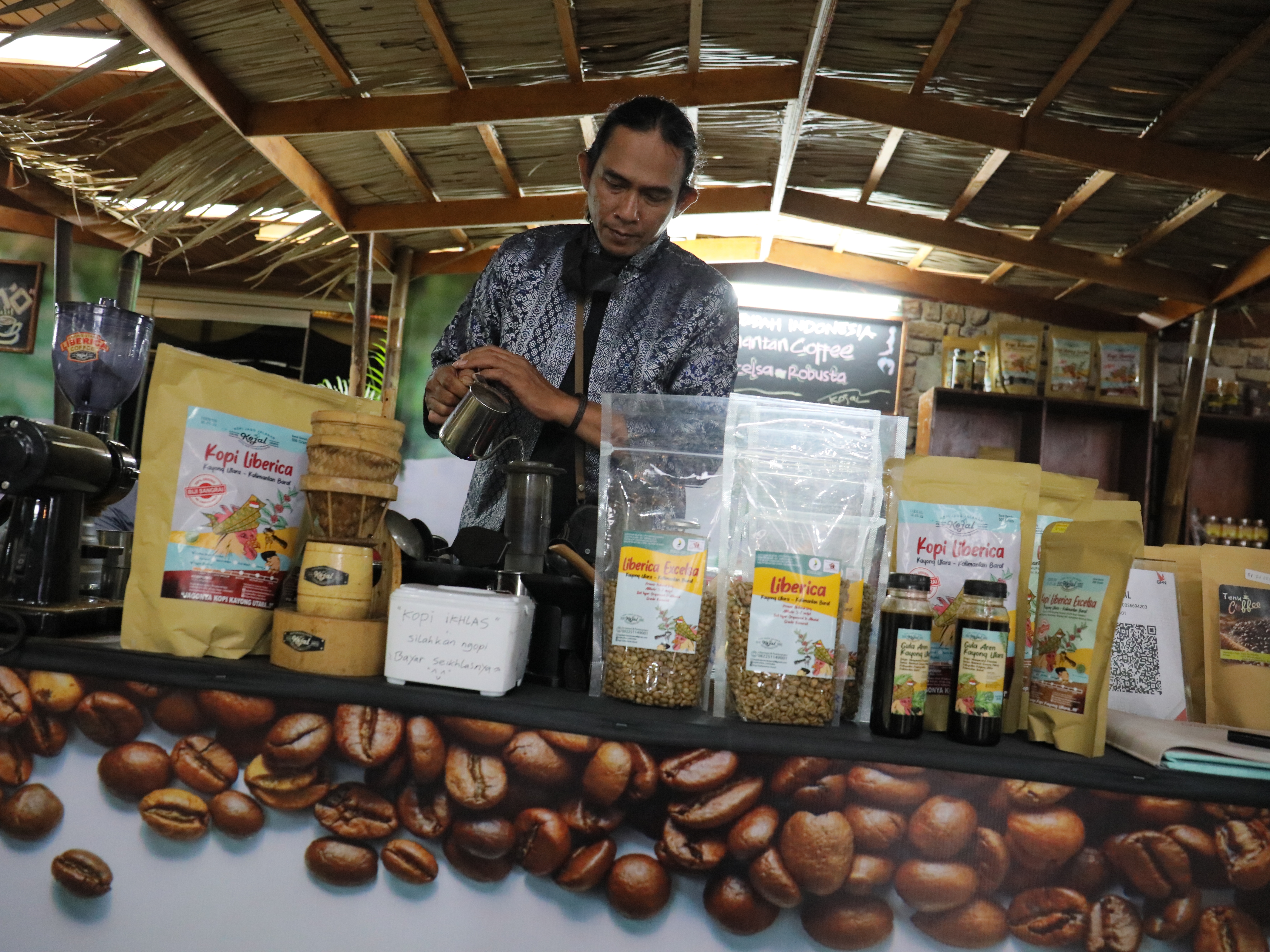 Barista sekaligus pemilik Kojal Coffe Indonesia Gusti Iwan Darmawan meracik kopi dalam Festival Pesona Kopi Argoforestry 2022.