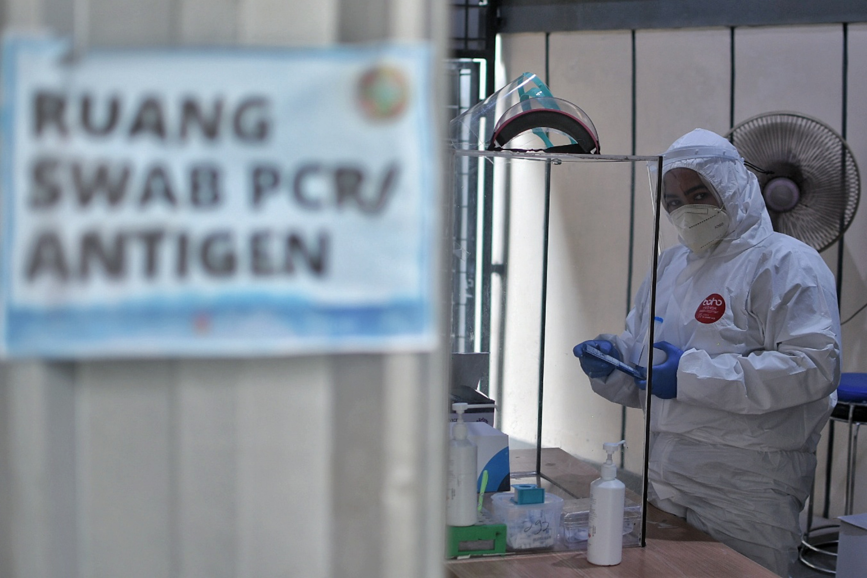 Petugas kesehatan saat bersiap melakukan tes usap (swab test) antigen