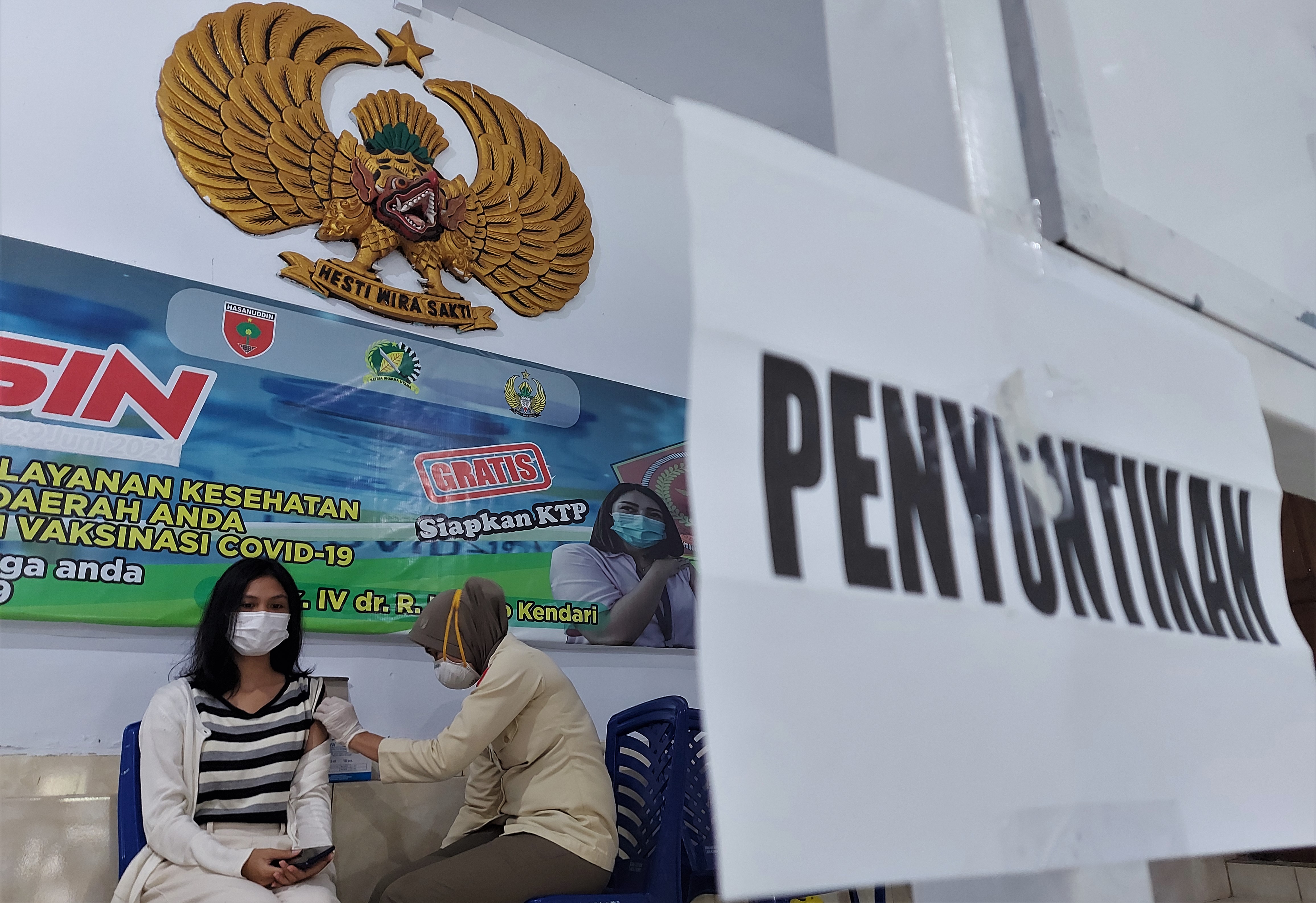 Warga mendapatkan suntikan vaksinasi Covid-19 di RS Ismoyo, Kendari, Sulawesi Tenggara, Rabu (27/10/2021).