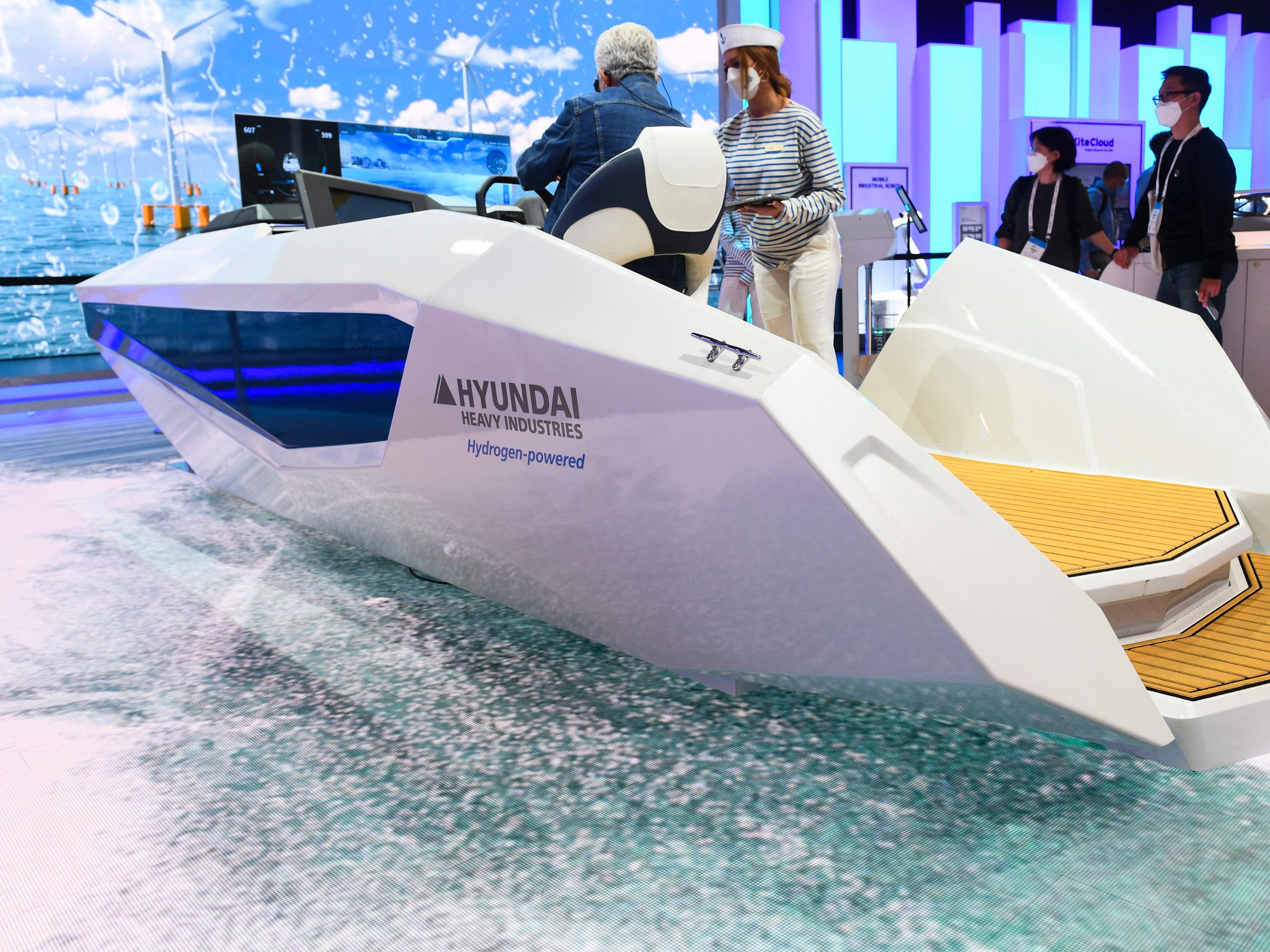 Model kapal rekreasi jelajah otonom Avikus milik Grup Hyundai Heavy Industries selama Consumer Electronics Show (CES) pada 6 Januari 2022.